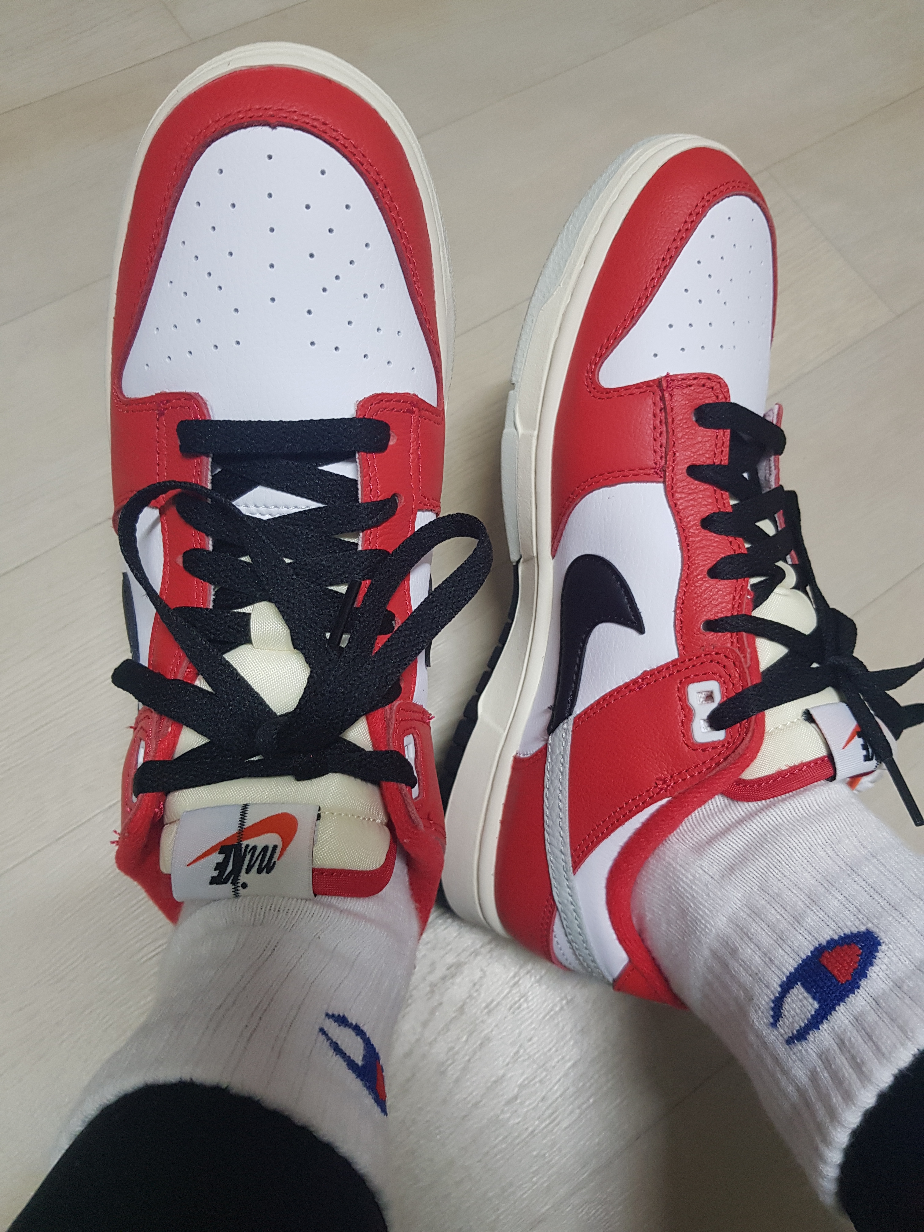 Nike Dunk Low Retro PRM University Red Black 착용 스타일