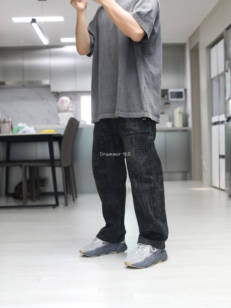Adidas Yeezy Boost 700 V2 Tephra 2023 착용 스타일 - 2