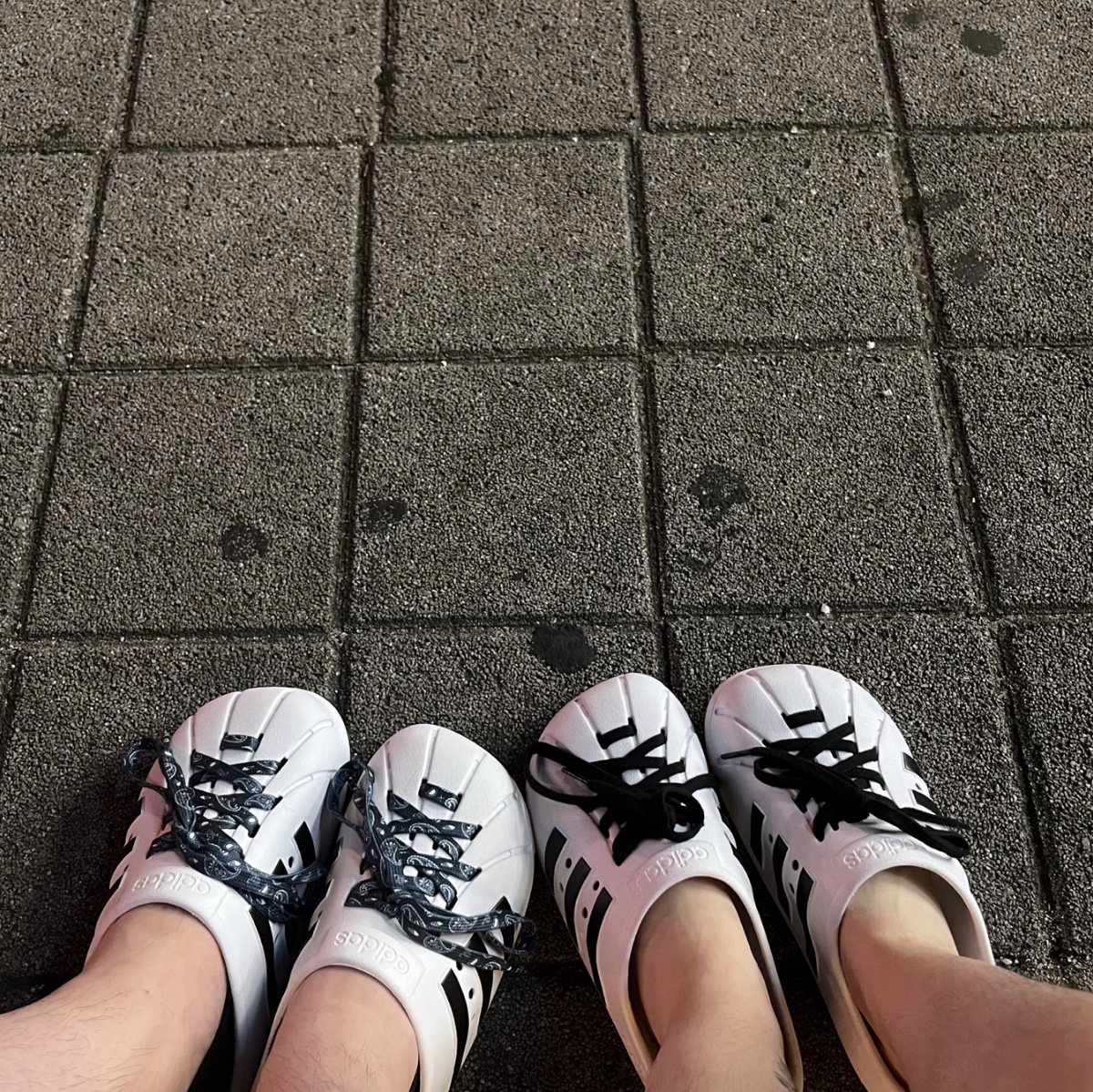Adidas Adilette Clog White Black 착용 스타일