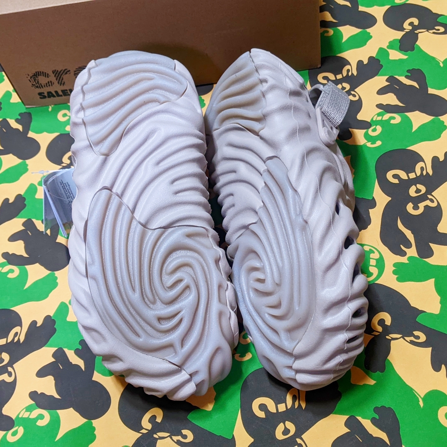 Crocs x Salehe Bembury Pollex Clog Horchata 착용 스타일 - 3