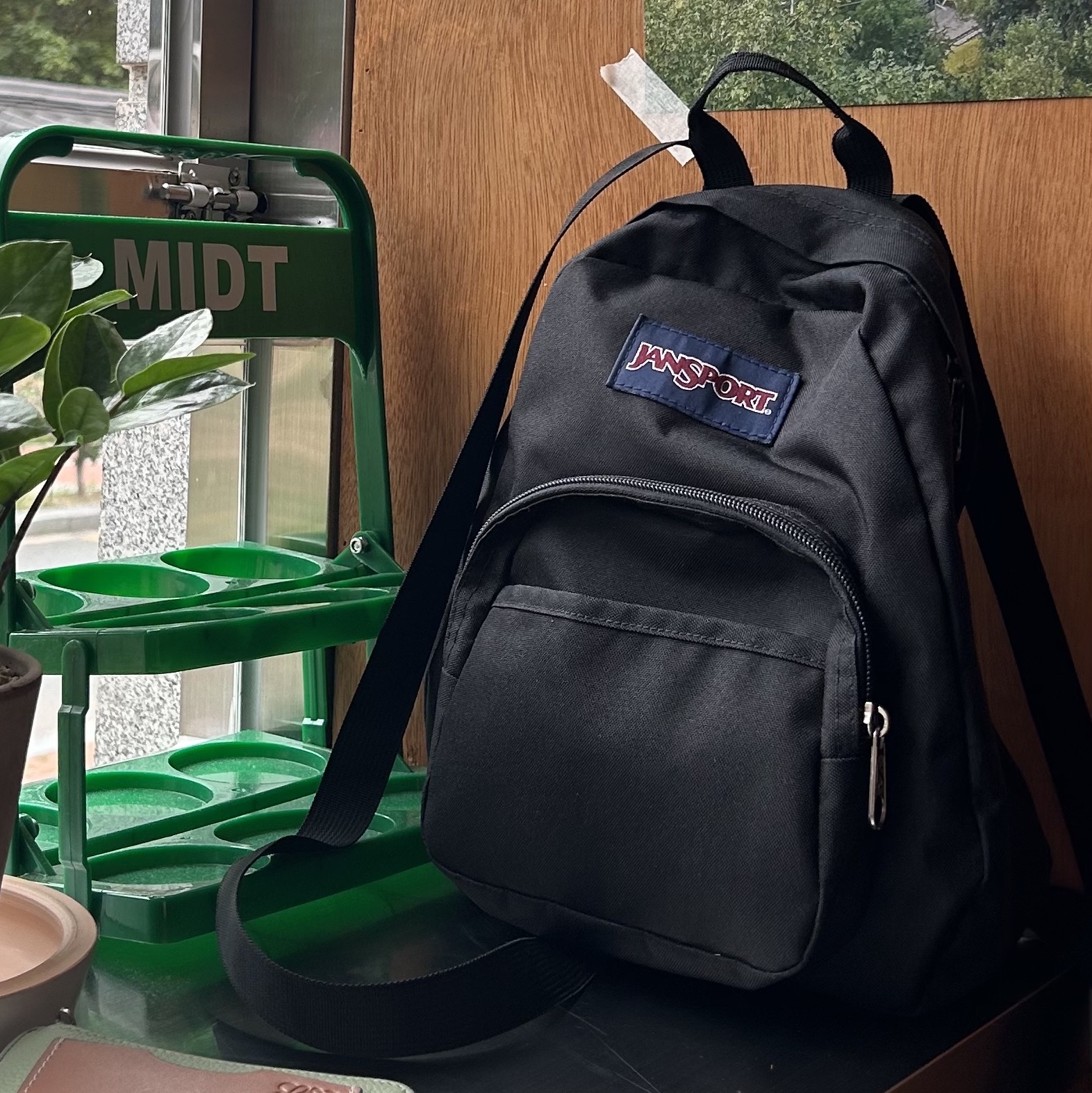 Jansport Half Pint Mini Backpack Black 착용 스타일