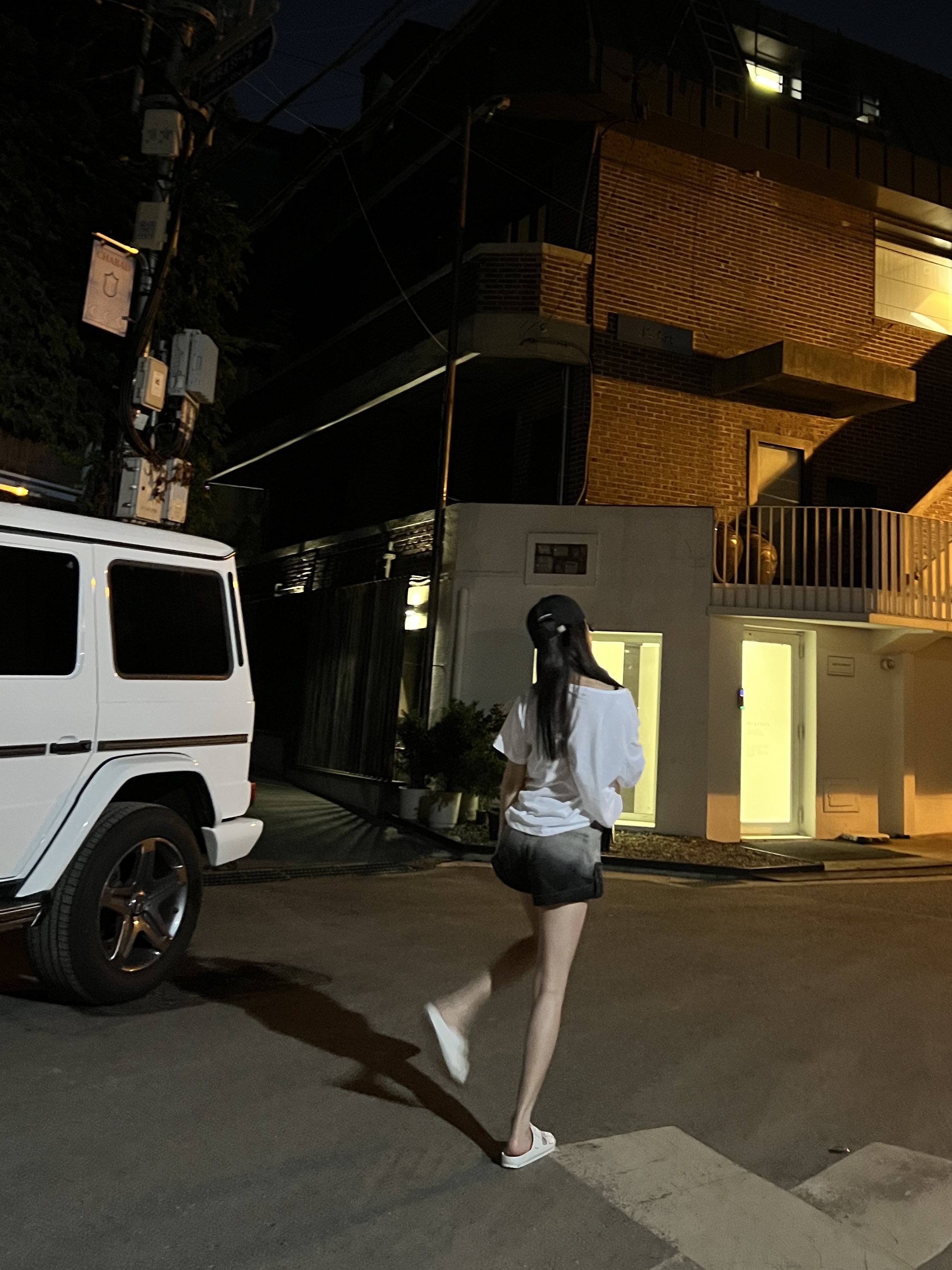 Matin Kim Accordion Mini Bag Black, Birkenstock Arizona Essentials Eva White - Narrow 착용 스타일 - 2