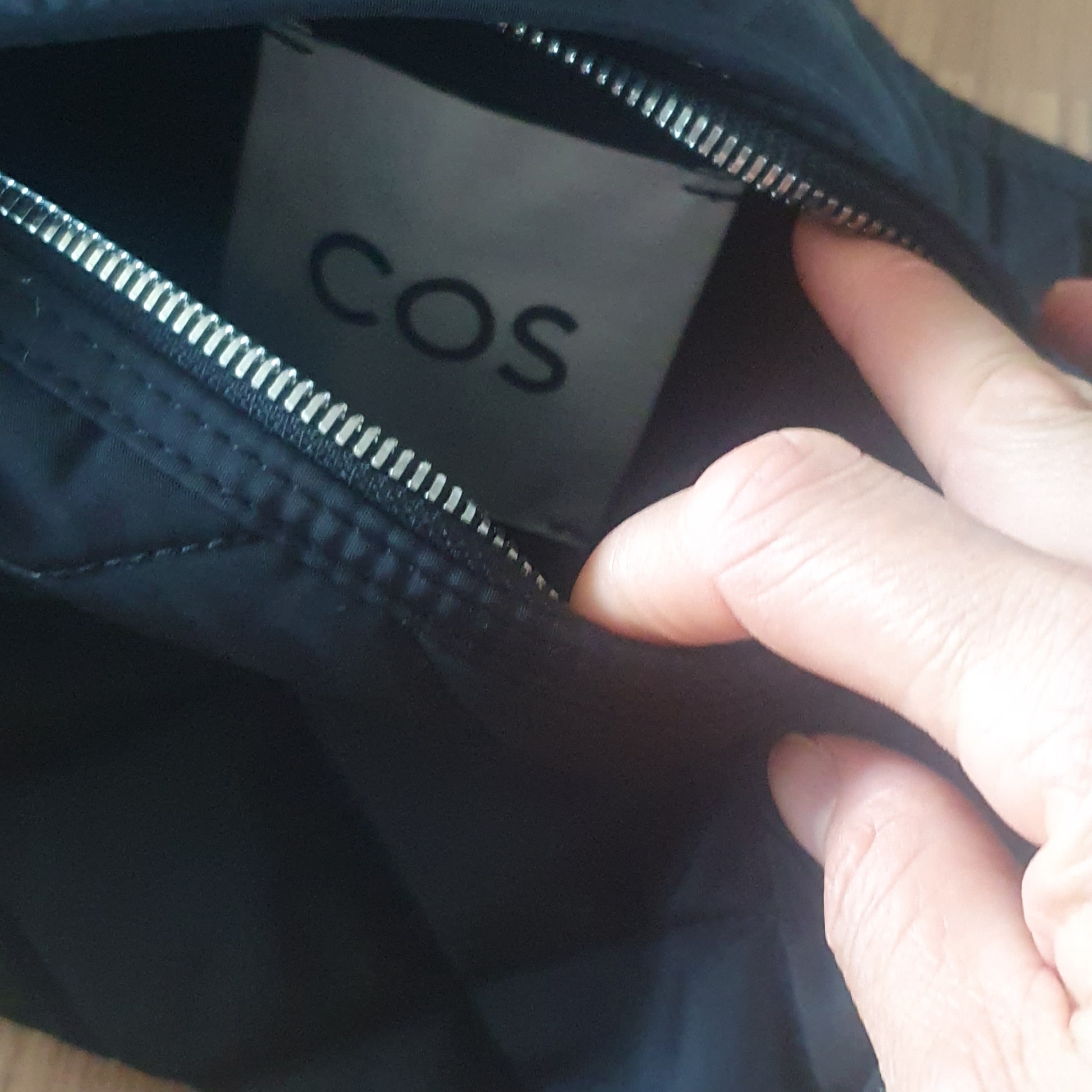 COS Diamond Quilted Mini Crossbody Bag Black 착용 스타일 - 2