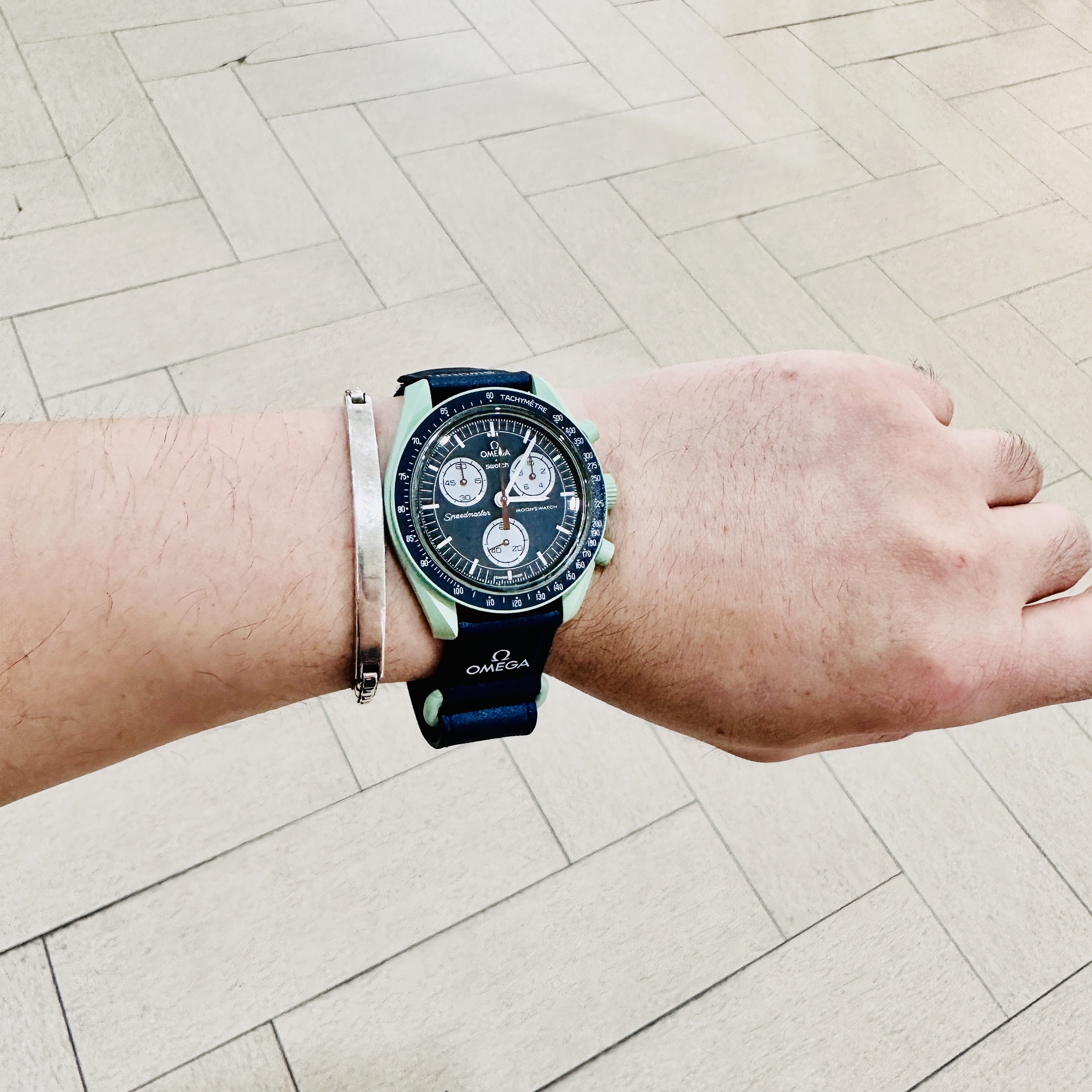 Swatch x Omega Bioceramic MoonSwatch Mission On Earth 착용 스타일 - 1