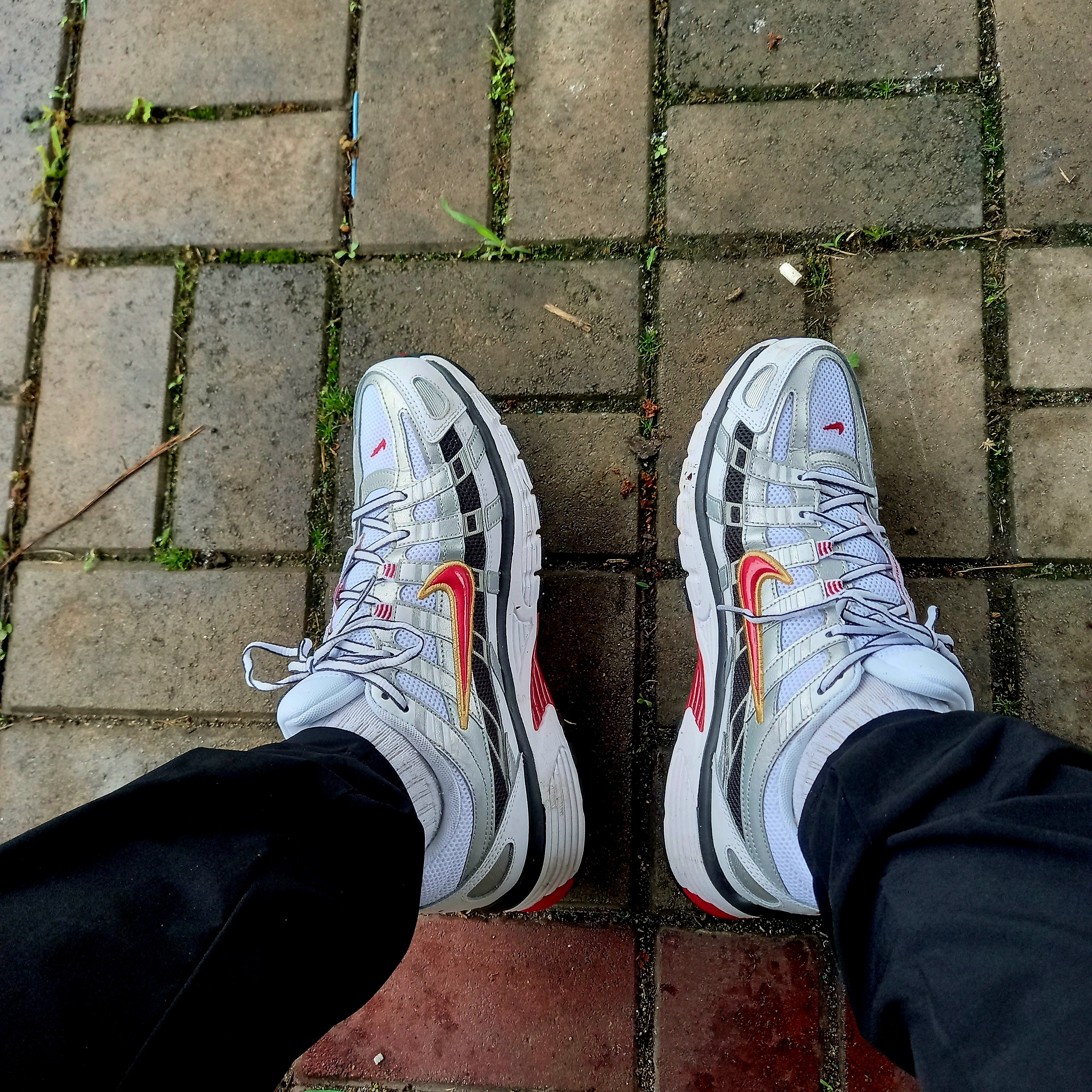 (W) Nike P-6000 Metallic Silver Red 착용 스타일