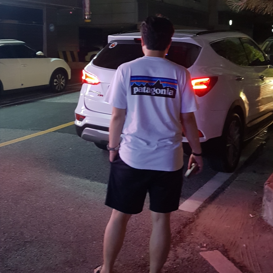 Patagonia P-6 Logo Responsibili-Tee S/S White 착용 스타일