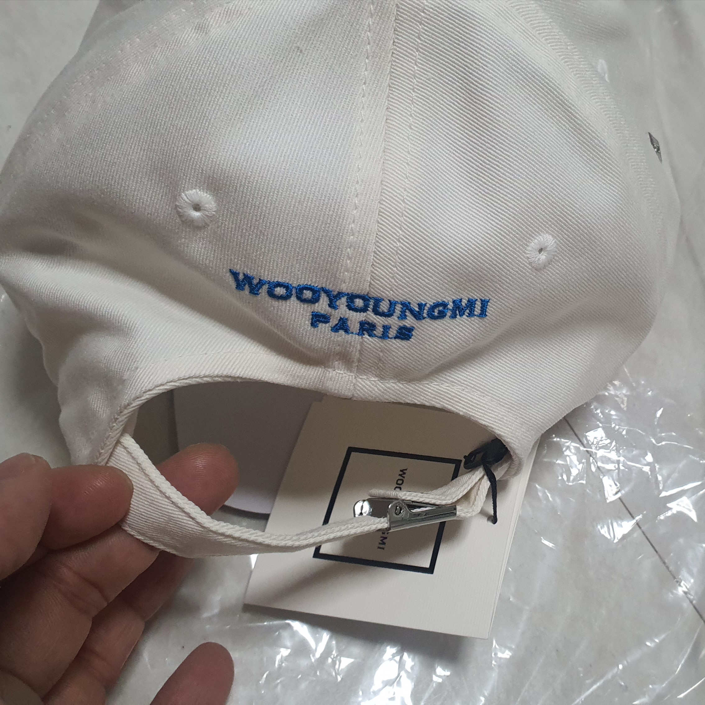 Wooyoungmi Logo Ball Cap White - 23SS 착용 스타일 - 3