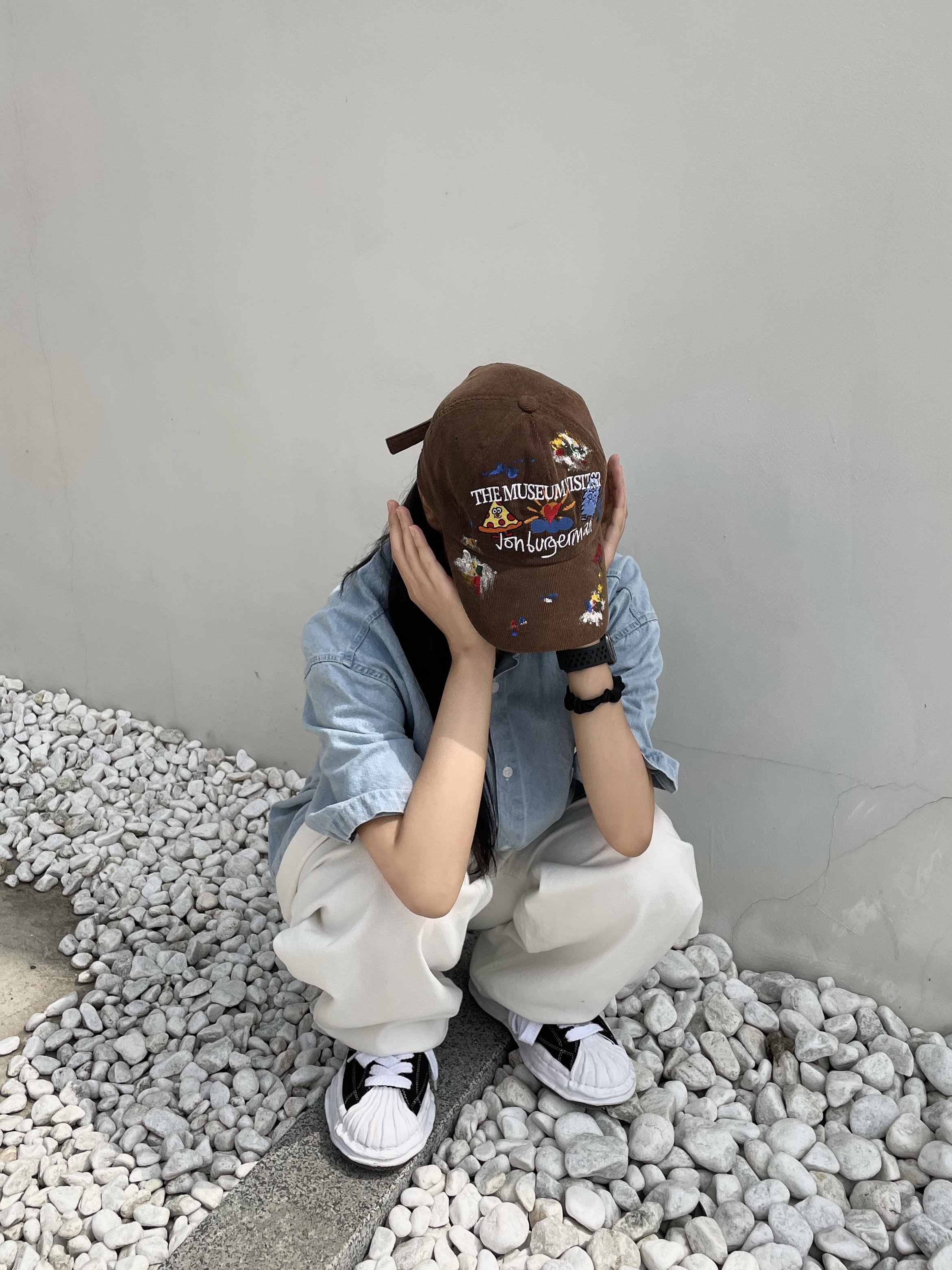 The Museum Visitor x Jon Burgerman Hand Painted Pizza & Poch Corduroy Ball Cap Brown, Maison Mihara Yasuhiro Blakey OG Sole Canvas Low-top Sneakers Black White 착용 스타일