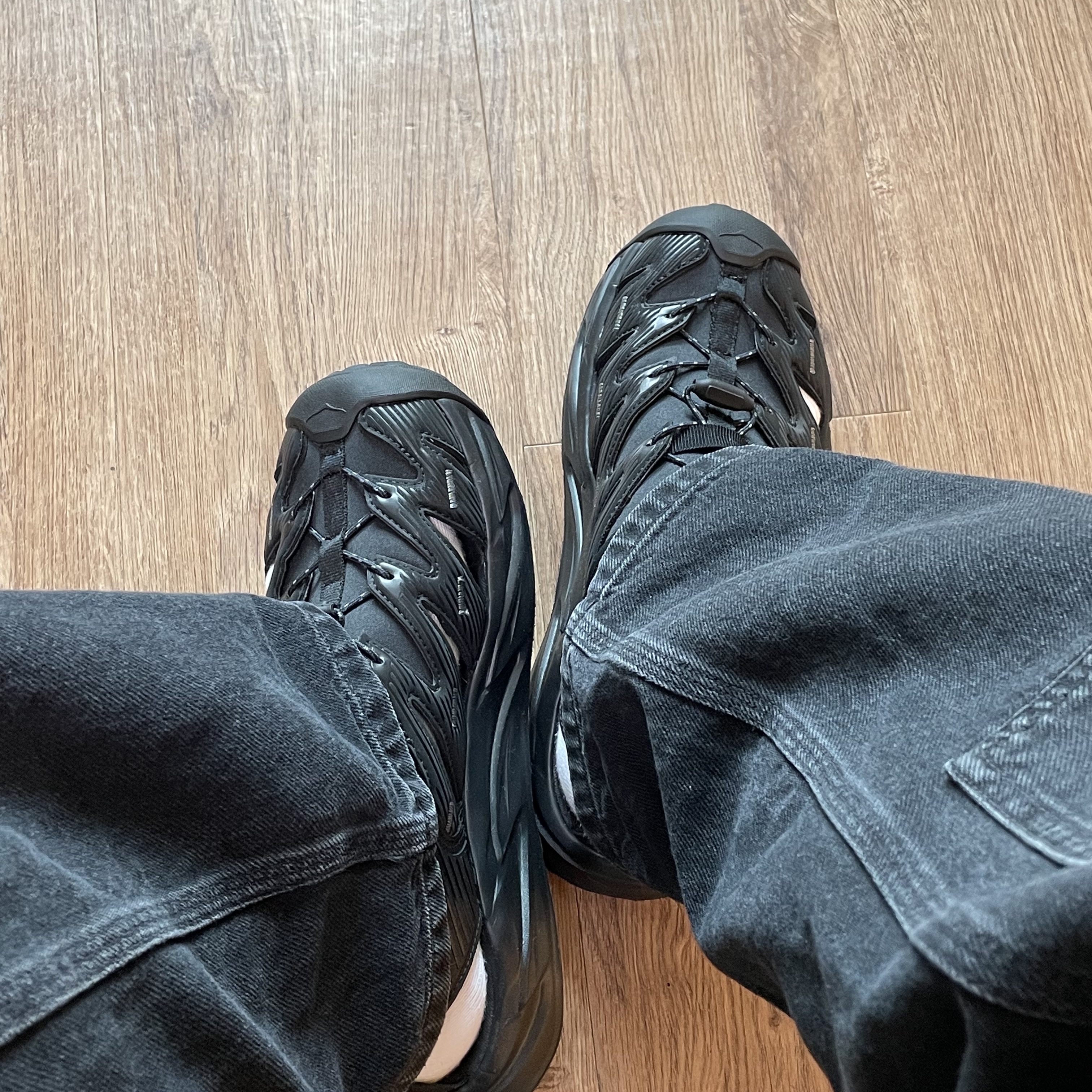 Hoka Hopara Black, Casio G-Shock x Thisisneverthat DW-5600TINT23-7DF Skeleton 착용 스타일 - 2