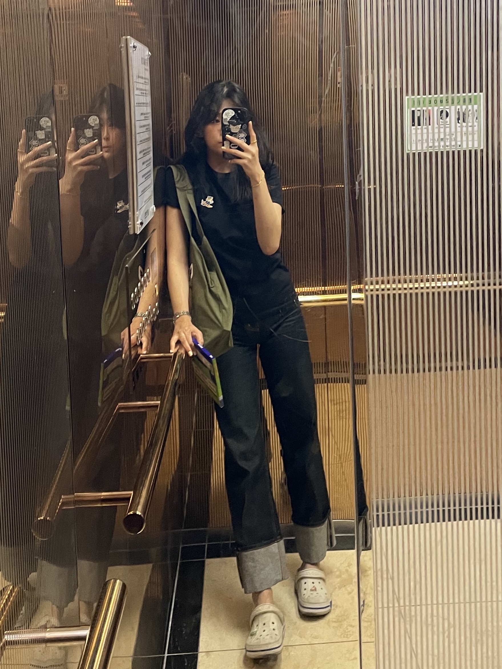 (W) Maison Kitsune Dressed Fox Patch Classic T-Shirt Black, Maison Kitsune Fox Head Tote Bag Dark Khaki 착용 스타일