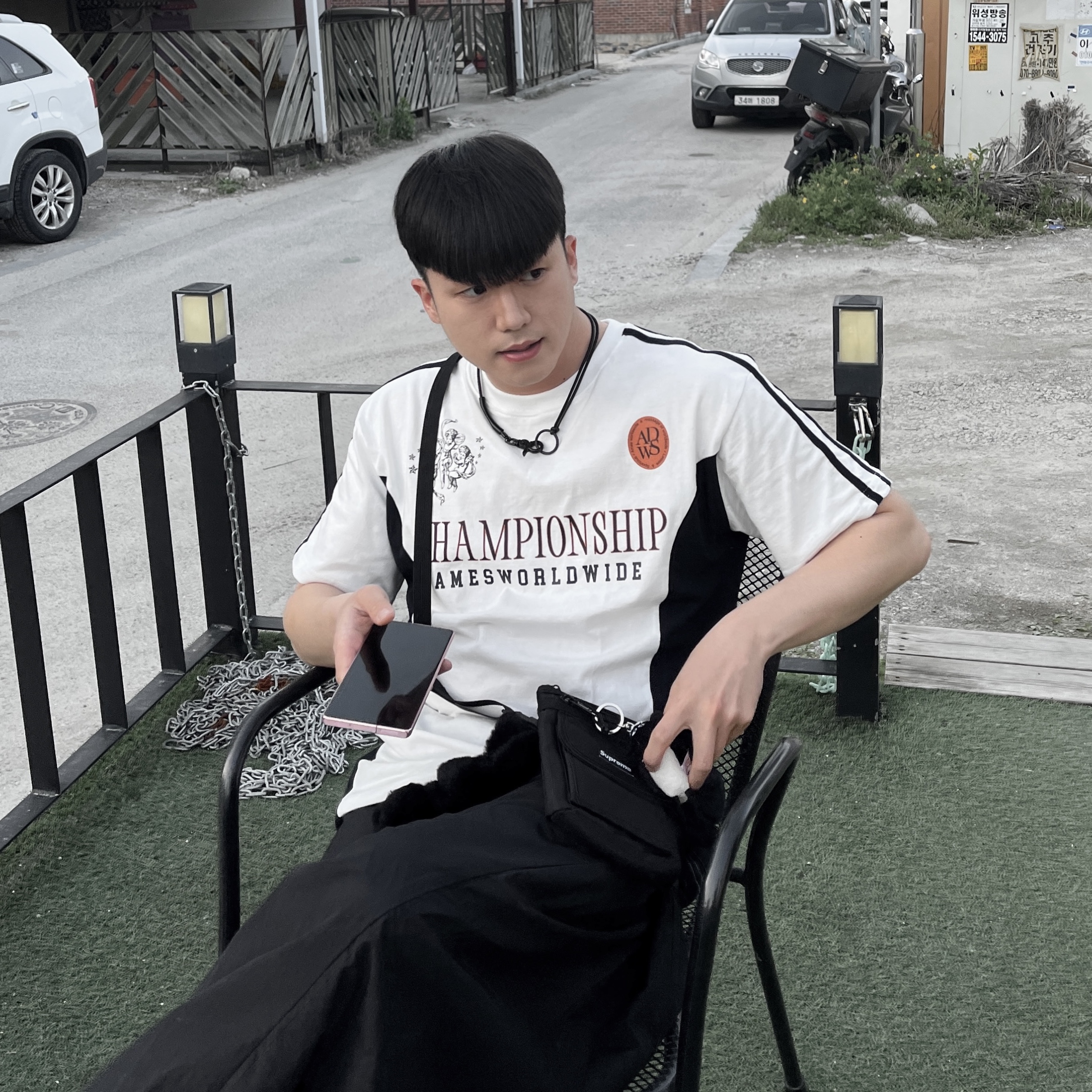 Supreme Shoulder Bag Black - 19FW, Open Yy Black Rabbit Keychain Black 착용 스타일 - 2