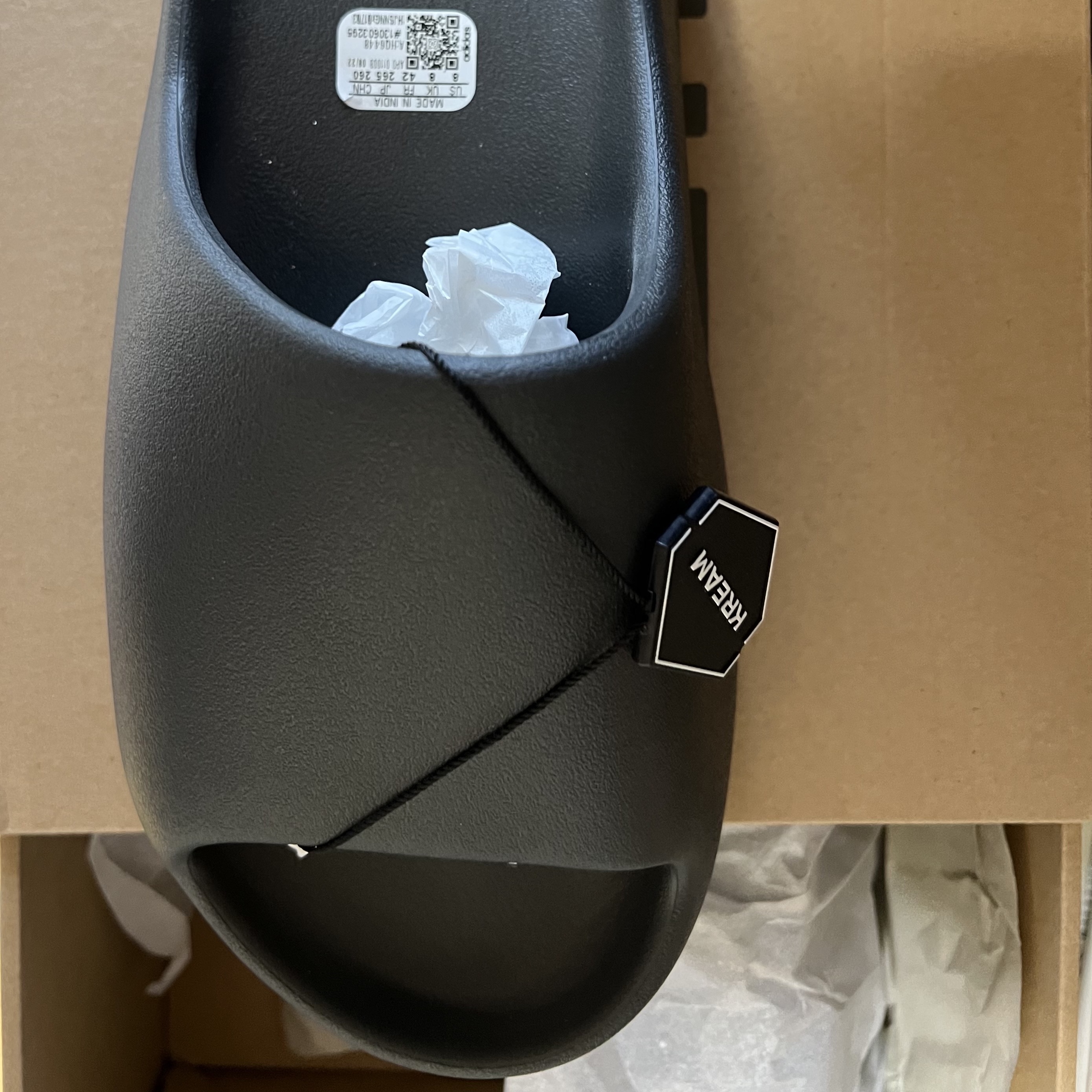 Adidas Yeezy Slide Onyx 착용 스타일