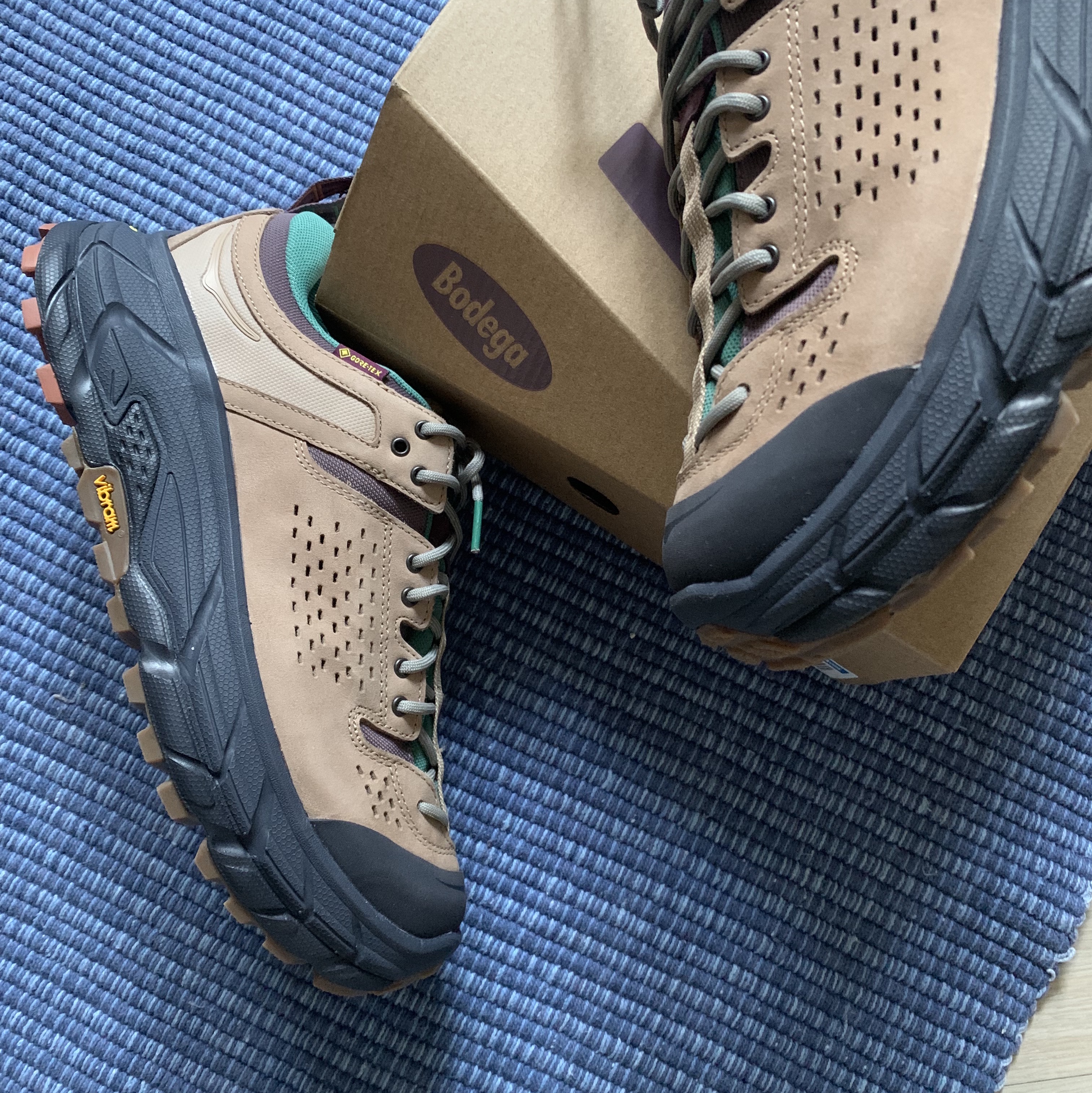 Hoka x Bodega Tor Ultra Low Natural Blazing Yellow 착용 스타일