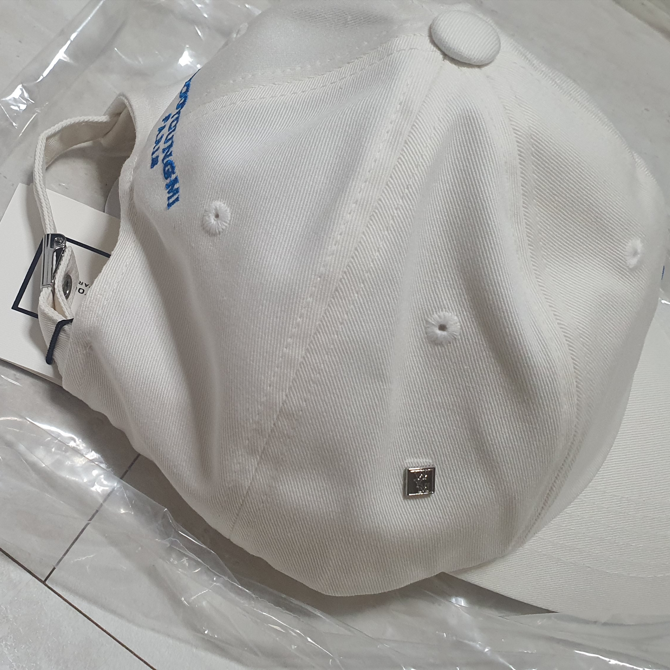 Wooyoungmi Logo Ball Cap White - 23SS 착용 스타일 - 2