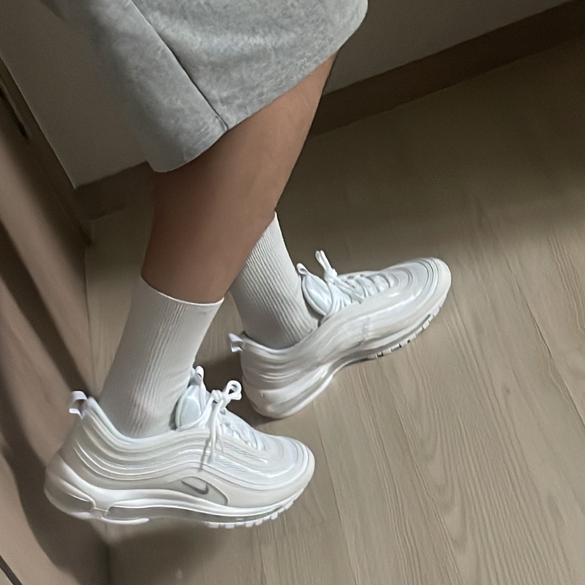 Nike Air Max 97 Triple White Wolf Grey 착용 스타일 - 2