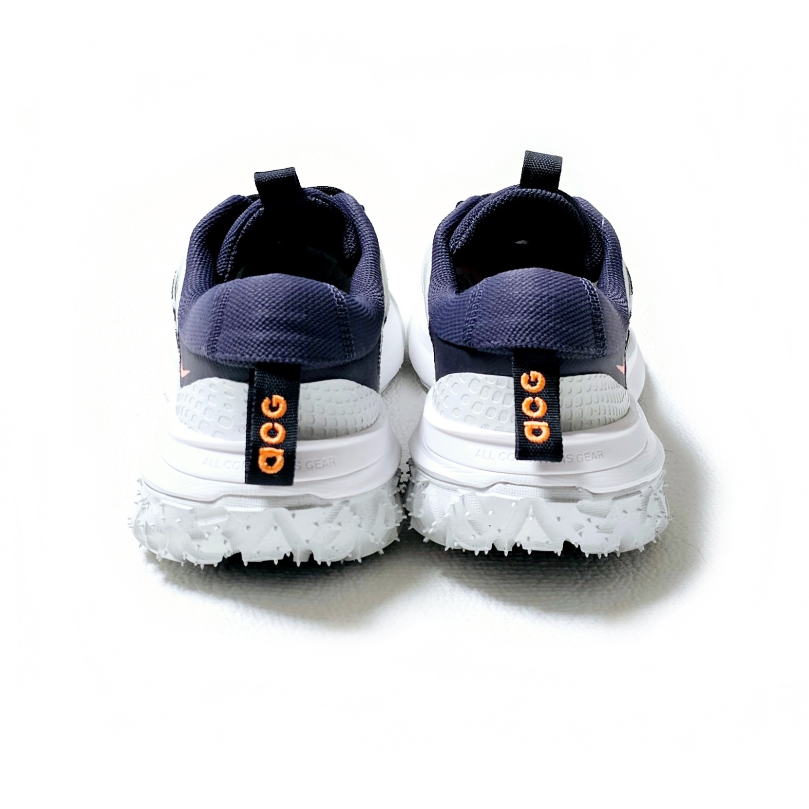 Nike ACG Mountain Fly 2 Low Summit White and Bright Mandarin 착용 스타일 - 4