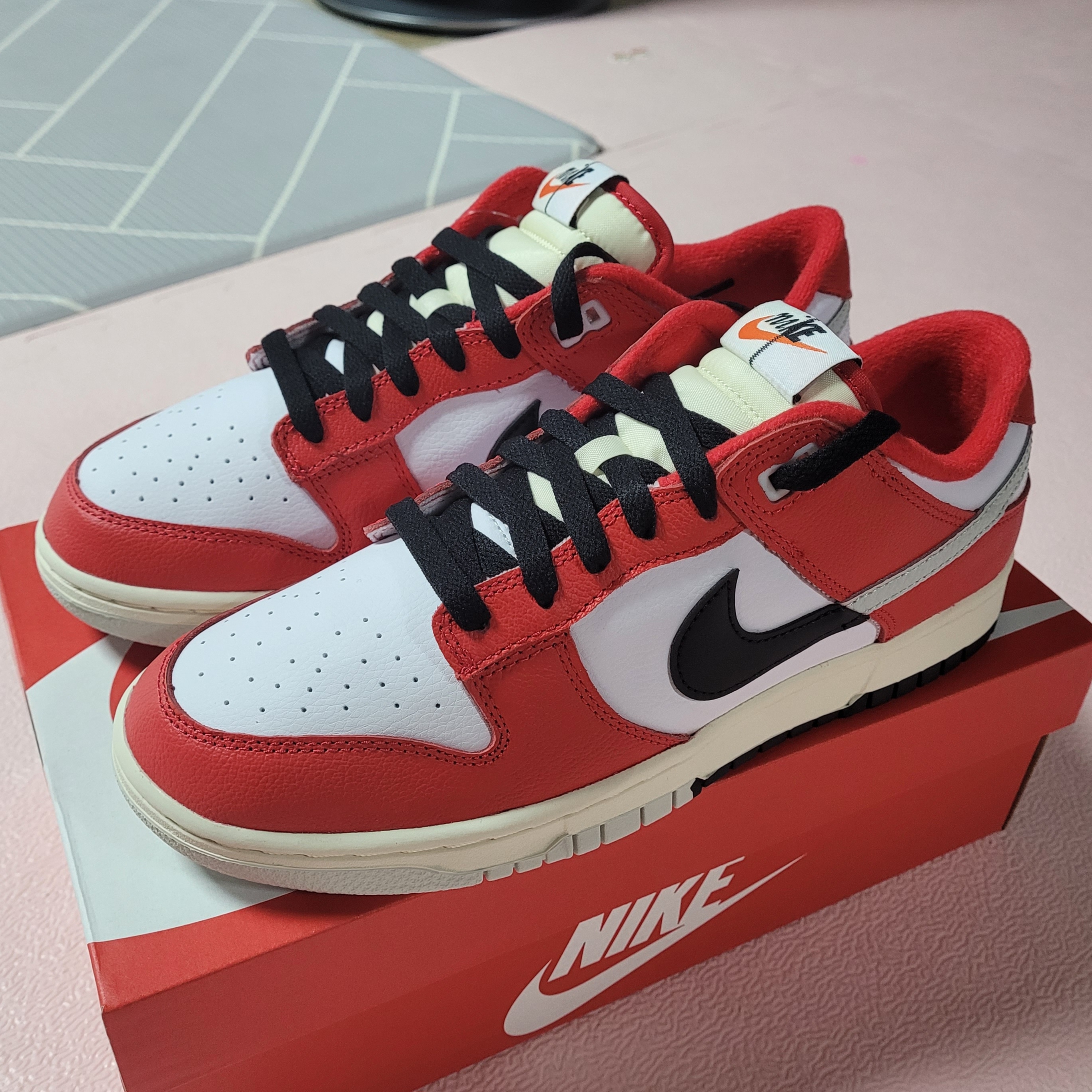 Nike Dunk Low Retro PRM University Red Black 착용 스타일
