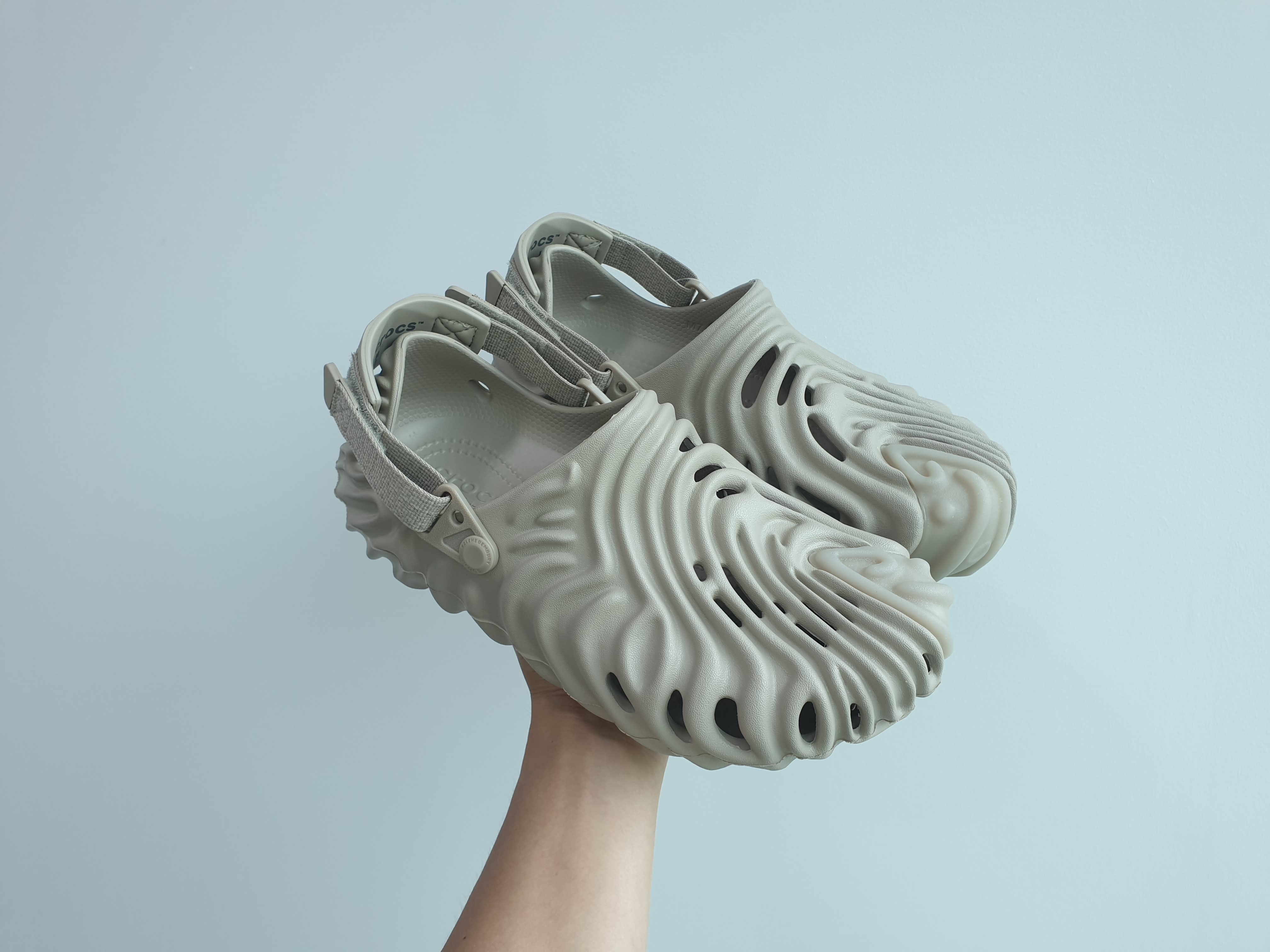 Crocs x Salehe Bembury Pollex Clog Horchata 착용 스타일 - 1