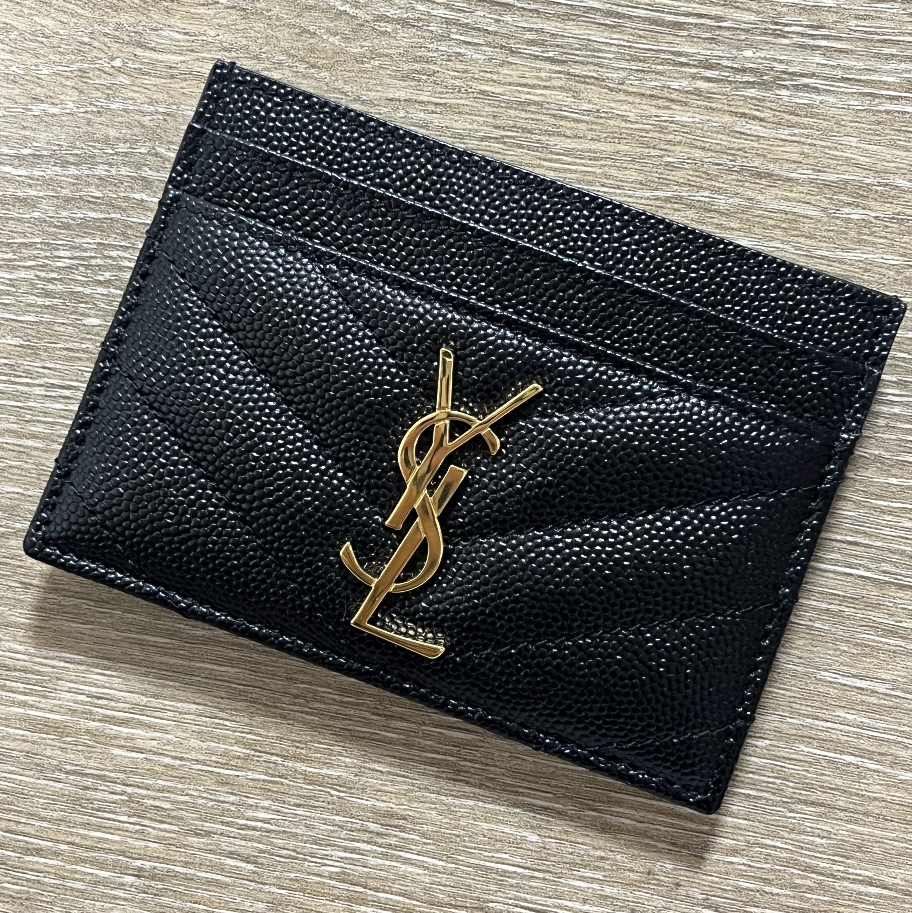 Saint Laurent Cassandre Matelasse Card Case in Grain De Poudre Embossed Leather Black 착용 스타일