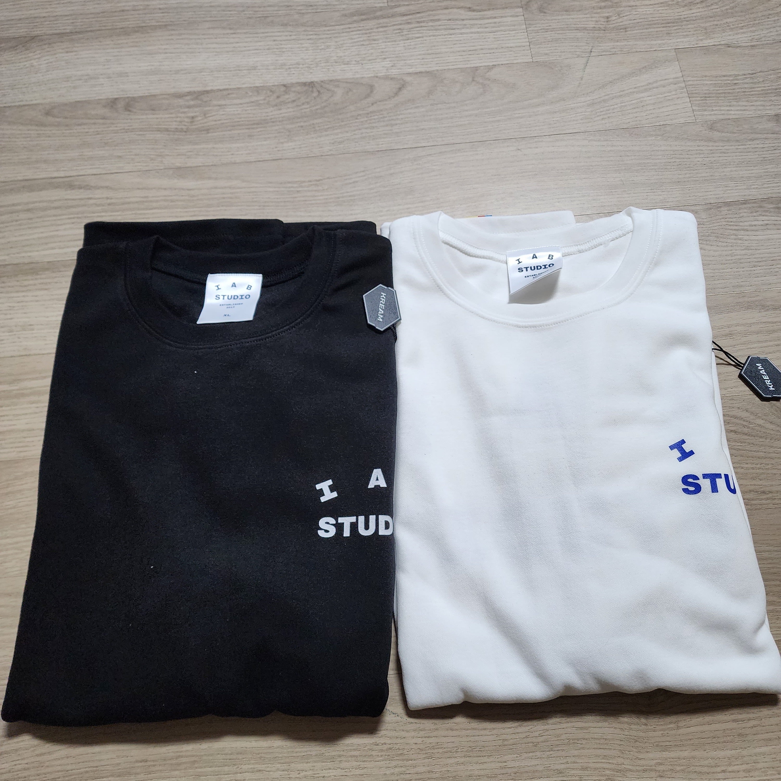 IAB Studio 10th Anniversary T-Shirts Pack White & Black (2 Pack) 착용 스타일