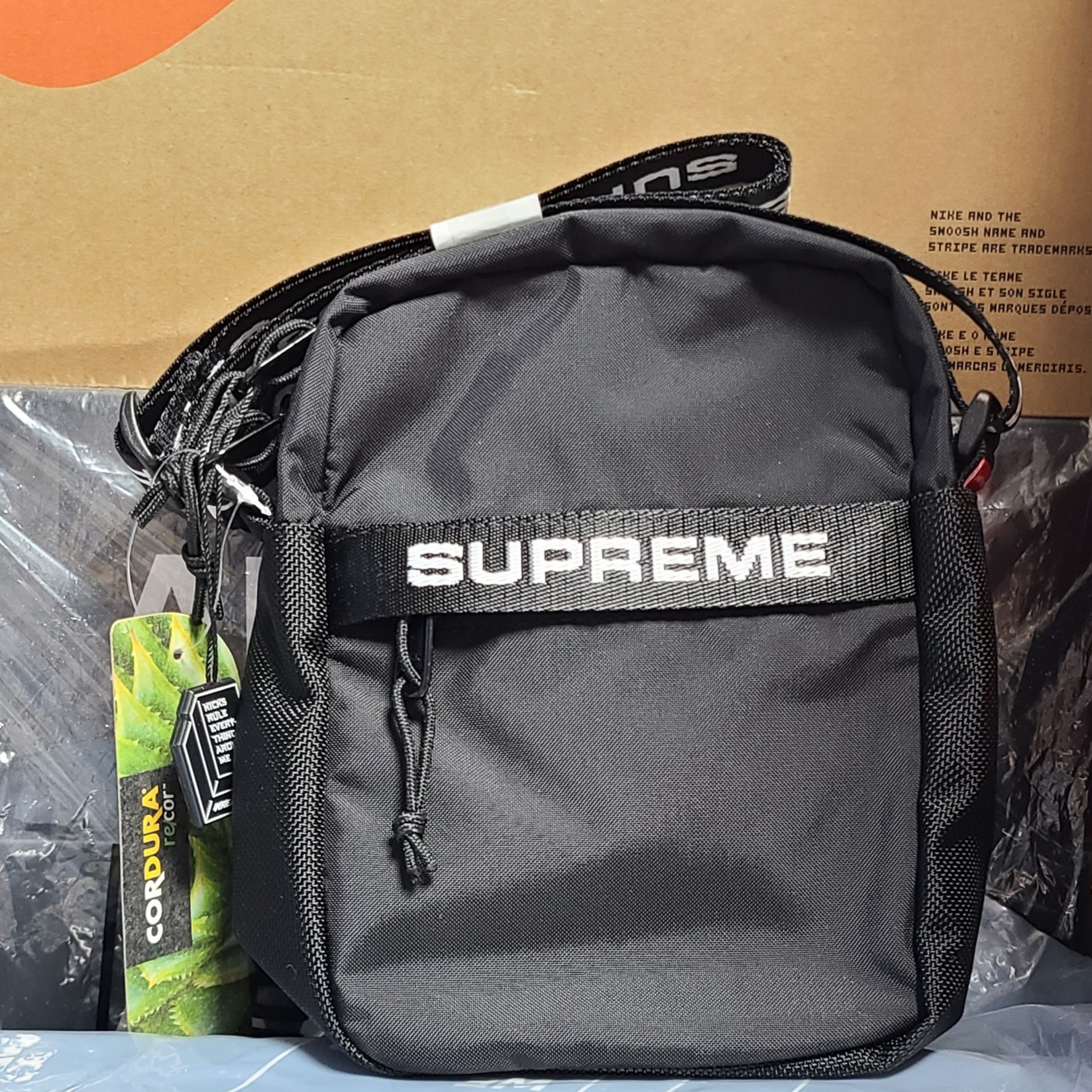 Supreme Shoulder Bag Black - 22FW 착용 스타일 - 1