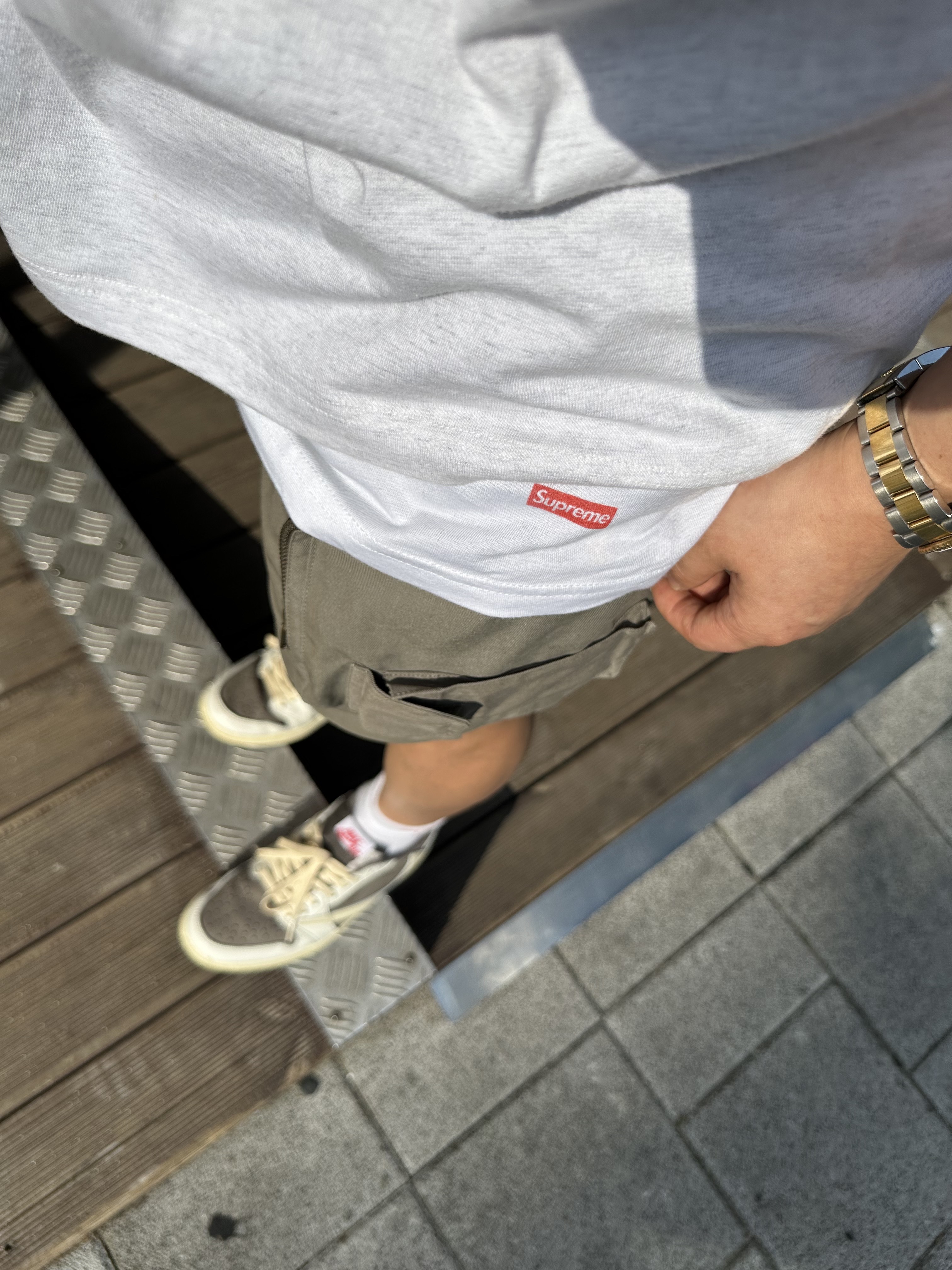 Supreme Hanes Tagless T-Shirt White (3 Pack), Jordan 1 x Travis Scott Retro Low OG SP Sail and Ridgerock 착용 스타일