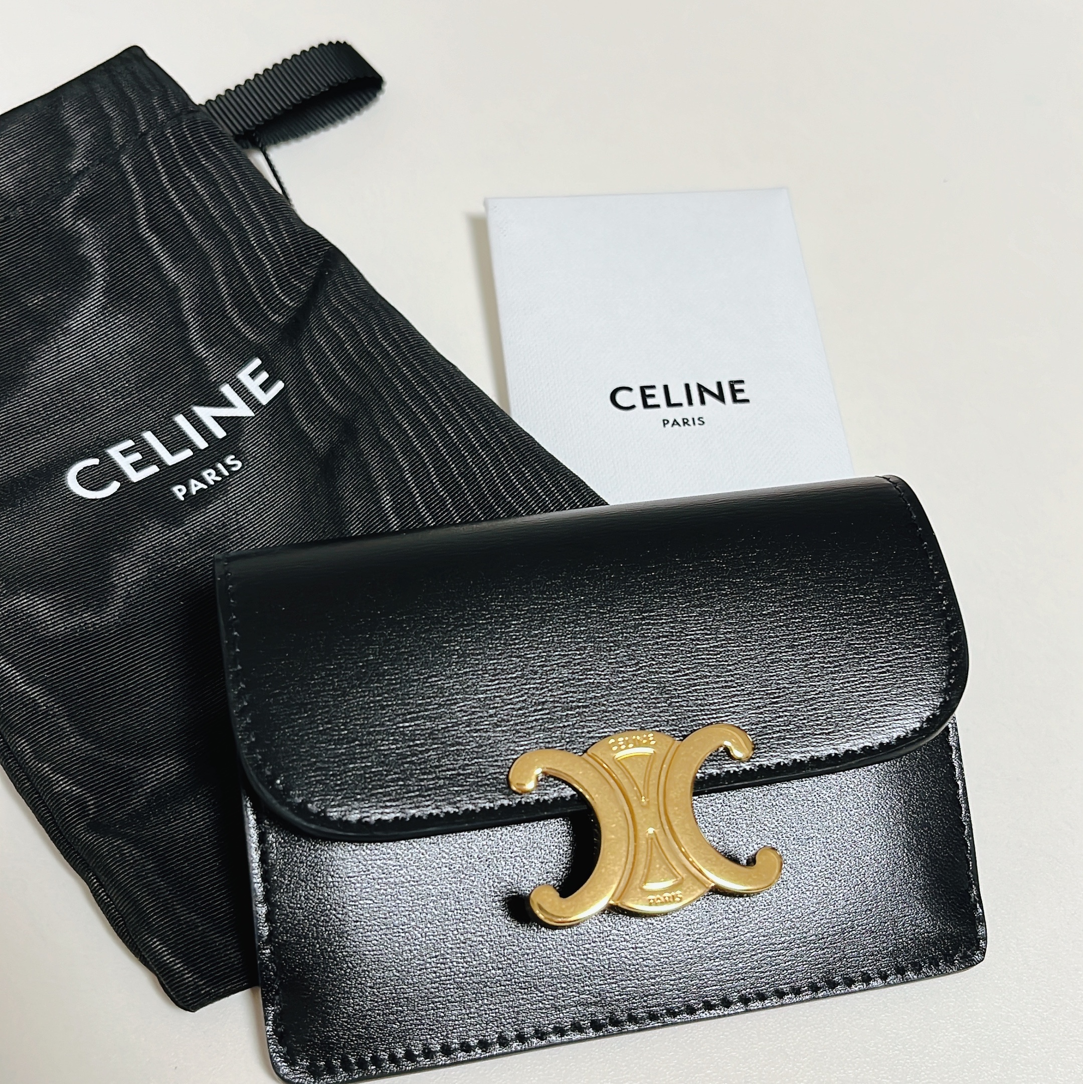 Celine Card Holder with Flap in Shiny Calfskin Black 착용 스타일