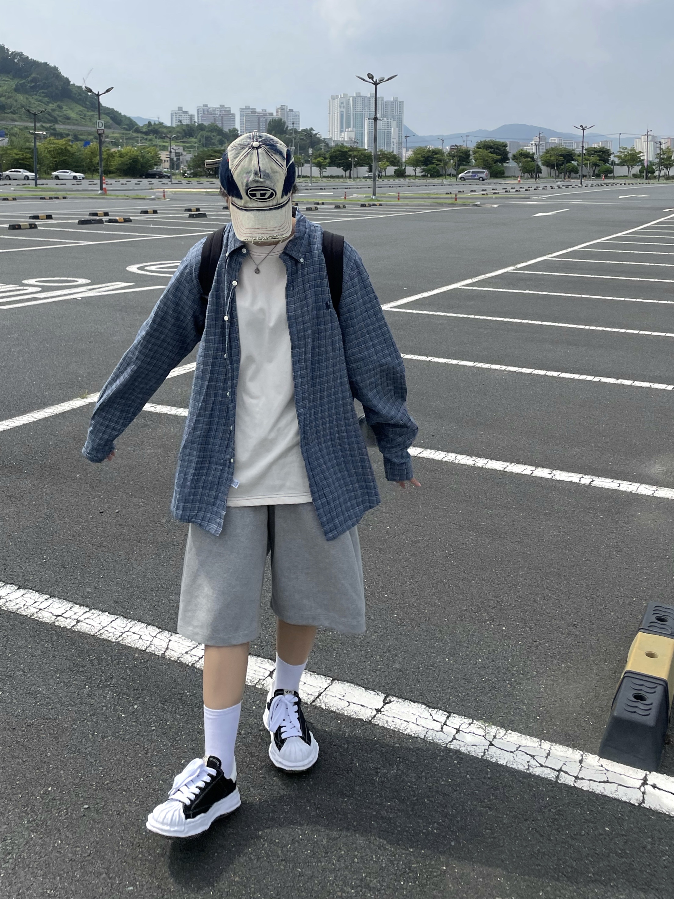 Diesel C-Seymon Treated Denim Baseball Cap Blue White, Maison Mihara Yasuhiro Blakey OG Sole Canvas Low-top Sneakers Black White 착용 스타일 - 1