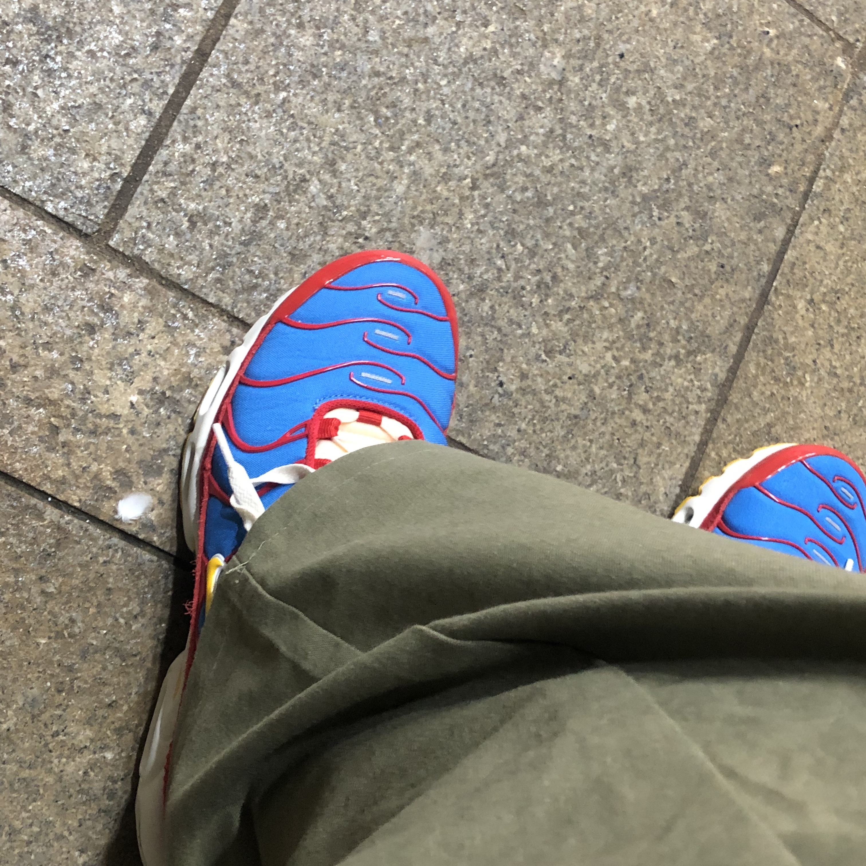 Nike Air Max Plus SE Running Club University Red Light Photo Blue 착용 스타일