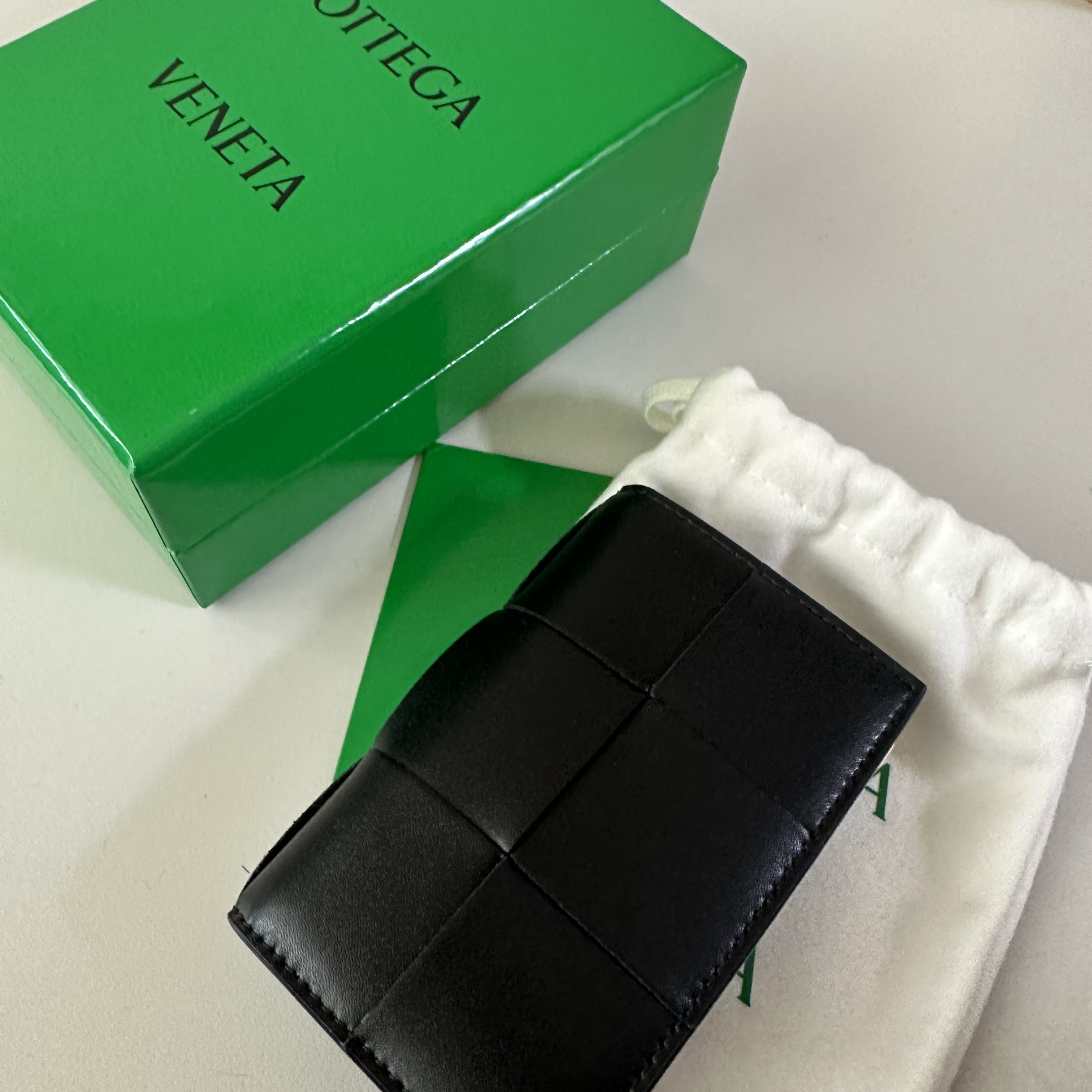 Bottega Veneta Flap Card Case Black 착용 스타일 - 1