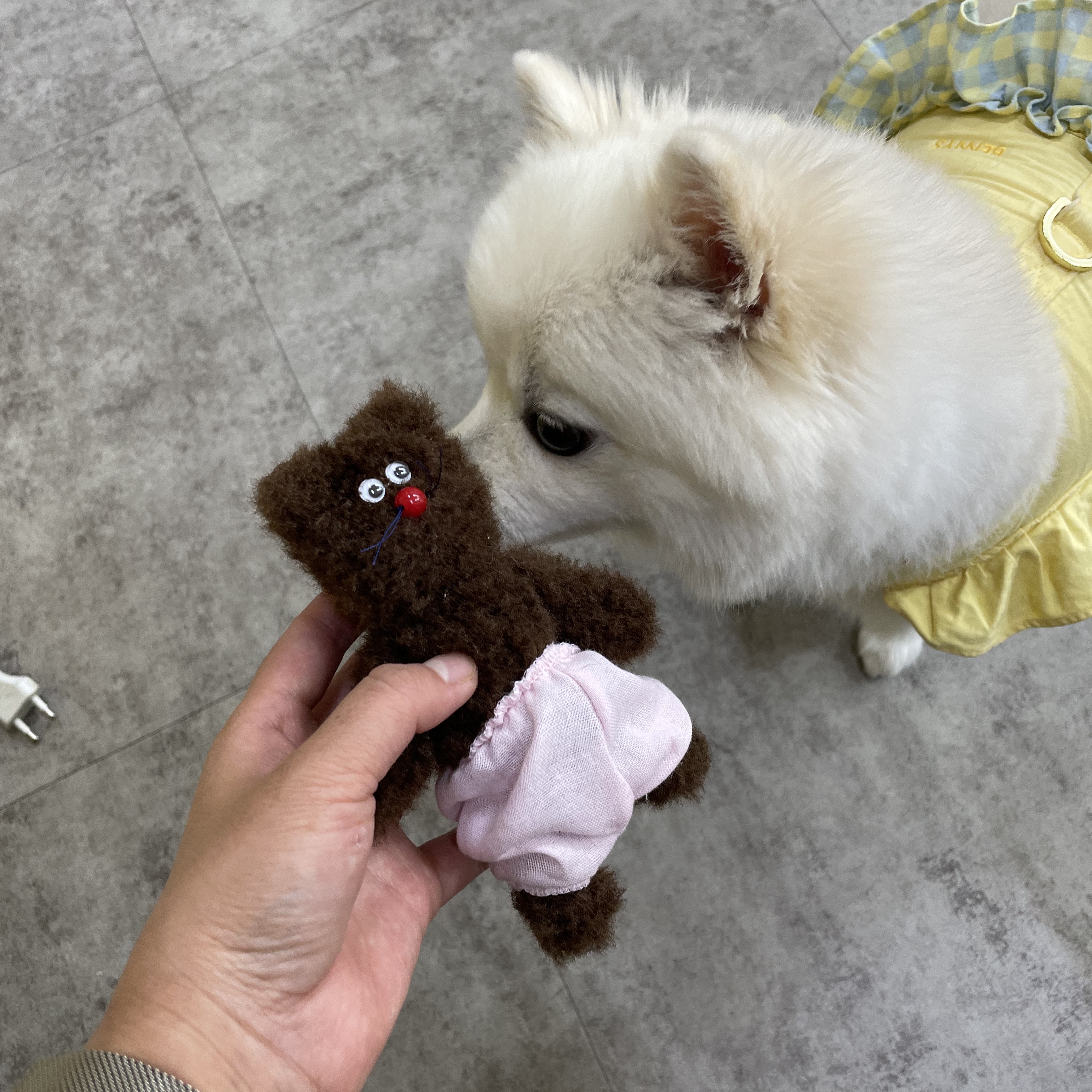 Monamhee Bred Keyring with Pink Pants Brown 착용 스타일 - 2