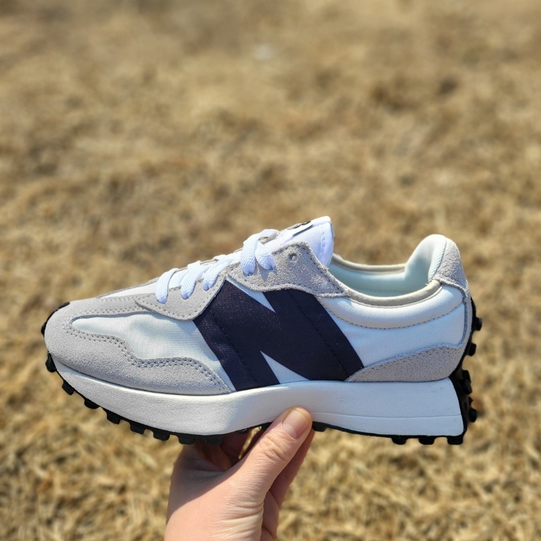 New Balance 327 White Black 착용 스타일