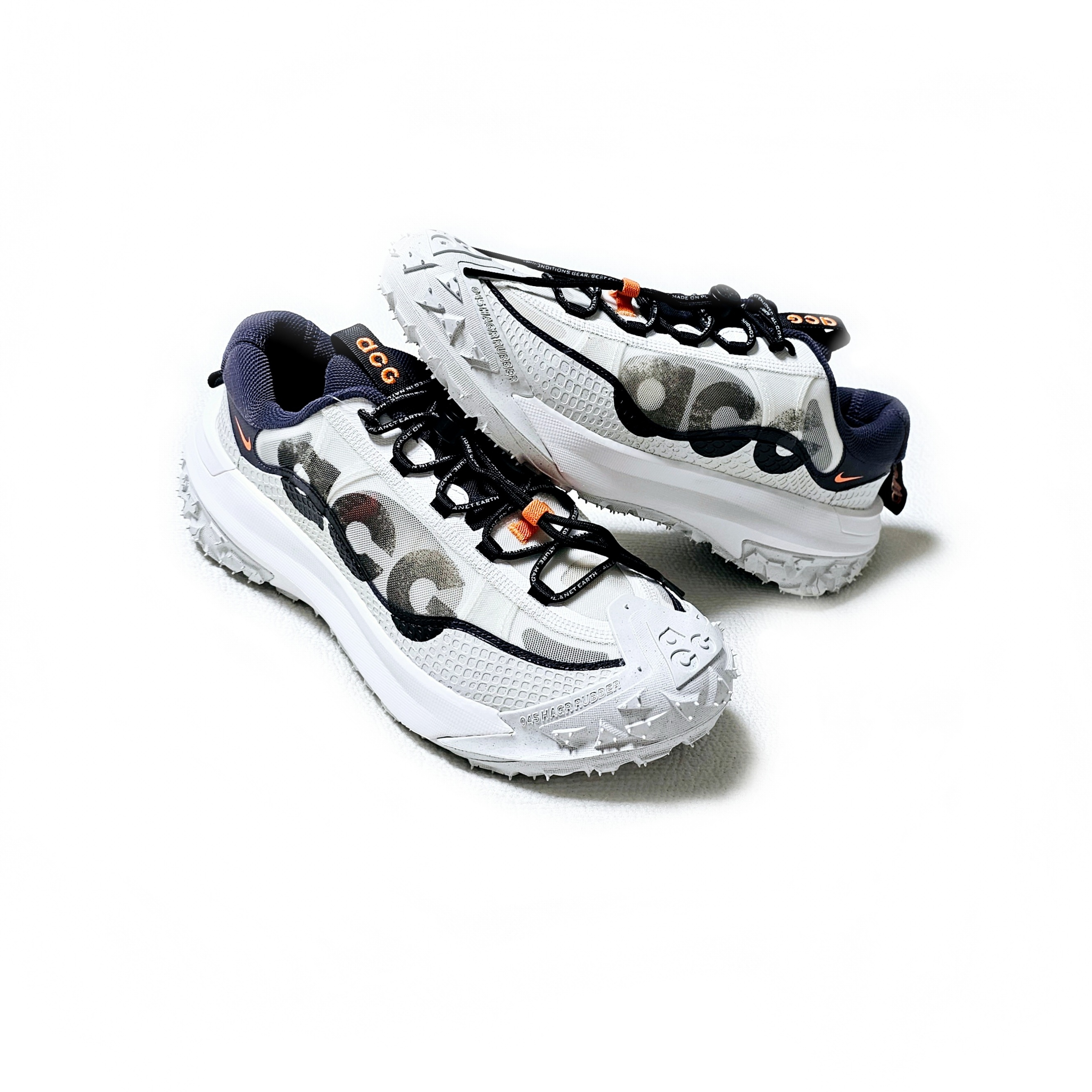 Nike ACG Mountain Fly 2 Low Summit White and Bright Mandarin 착용 스타일 - 2