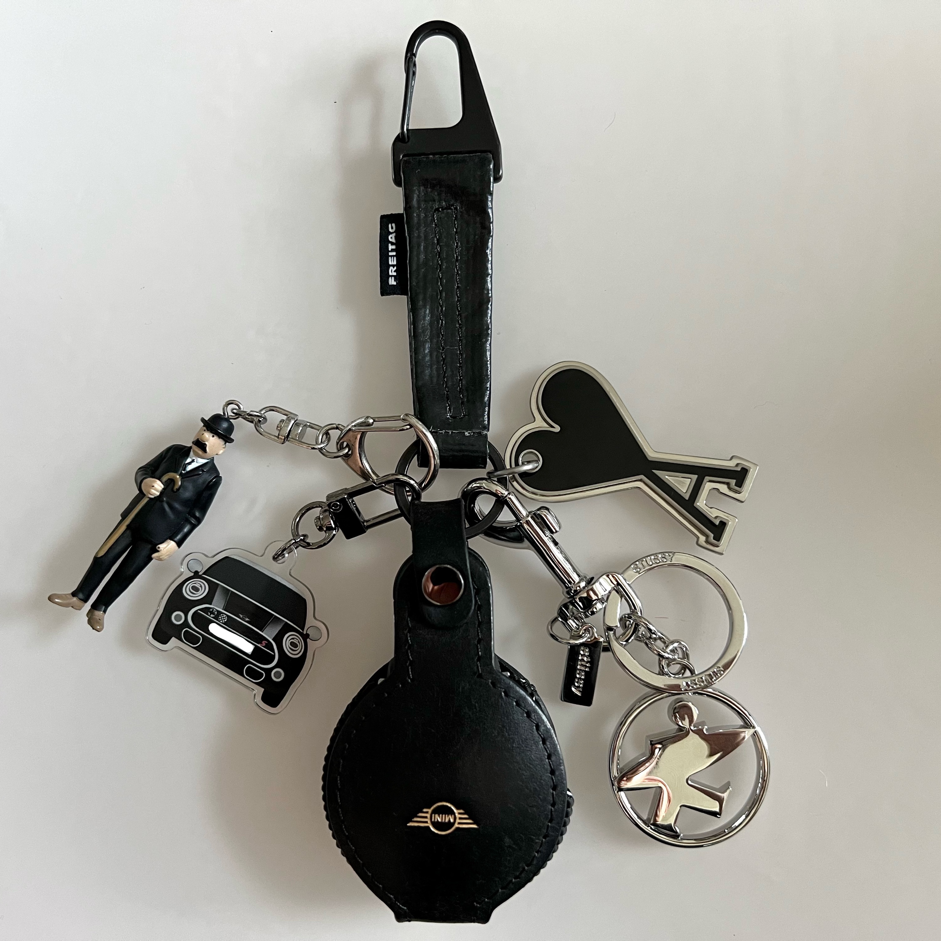 Stussy Surfman Keychain Silver 착용 스타일 - 1