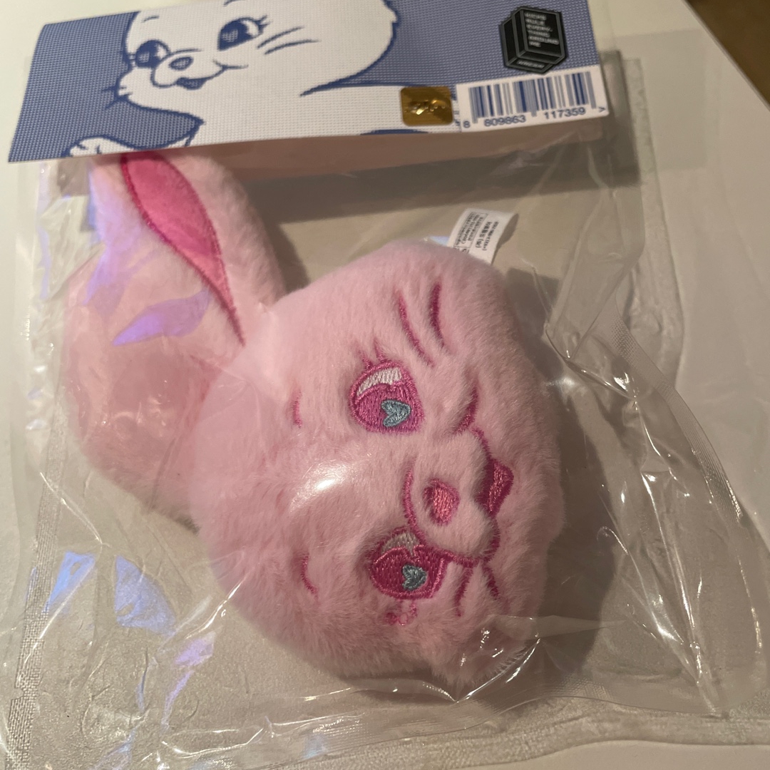 NewJeans Tokki Merchandise Fluffy Keyring Pink 착용 스타일 - 3