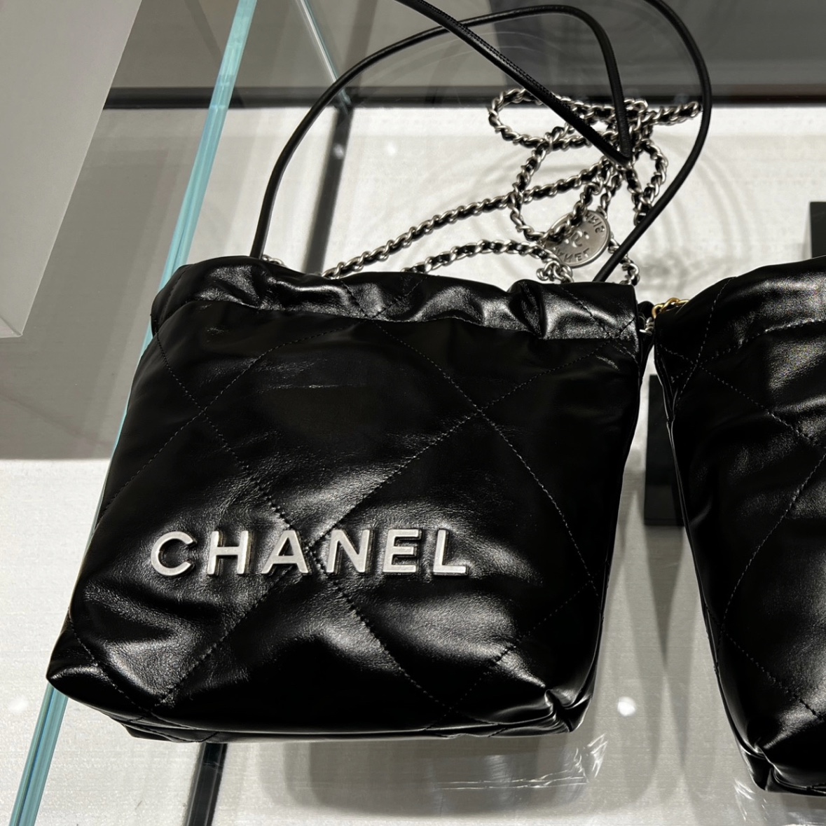 Chanel 22 Mini Handbag Calfskin & Silver Black 착용 스타일