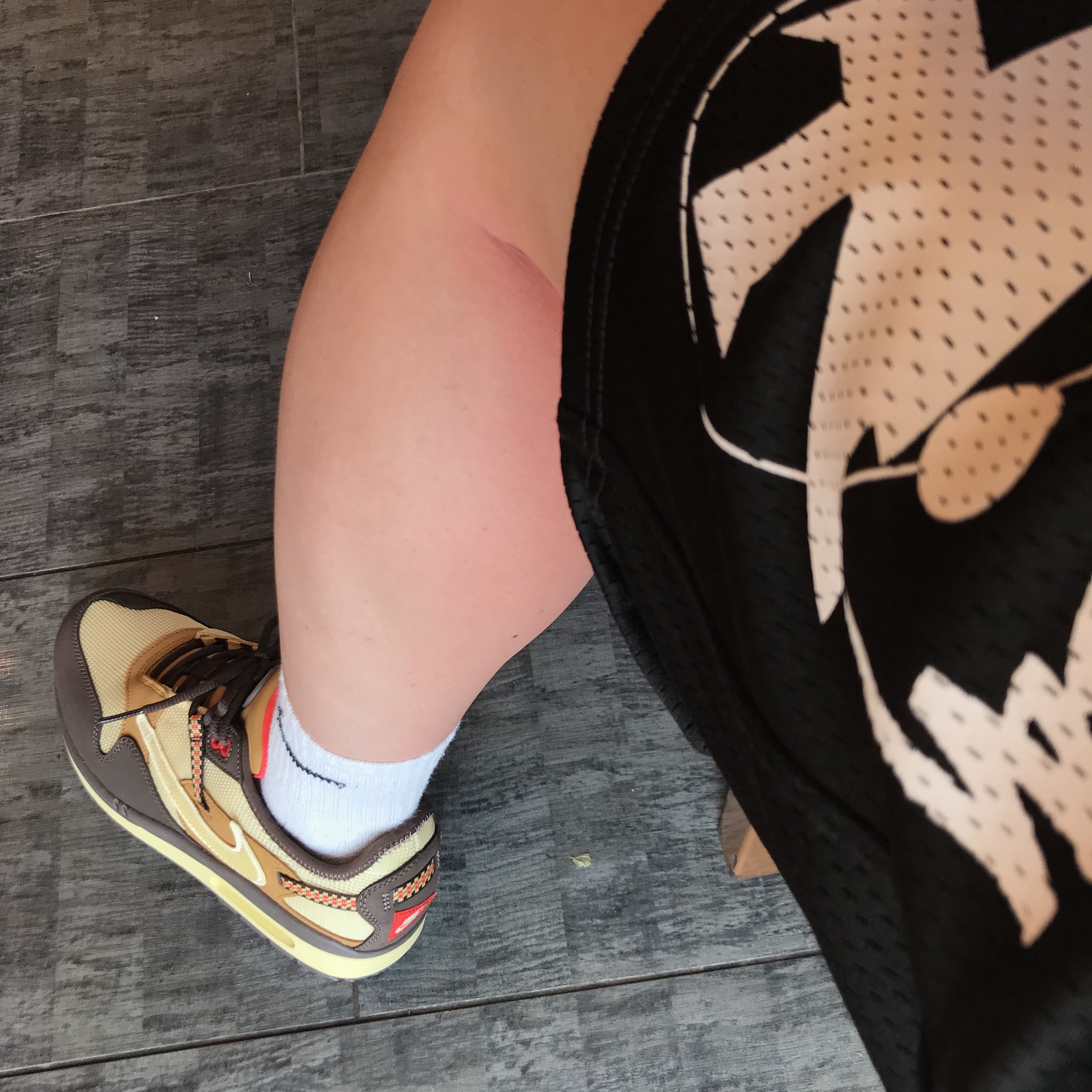 Nike x Travis Scott Air Max 1 Cact.us Brown, Stussy Surfman Mesh Shorts Black 착용 스타일