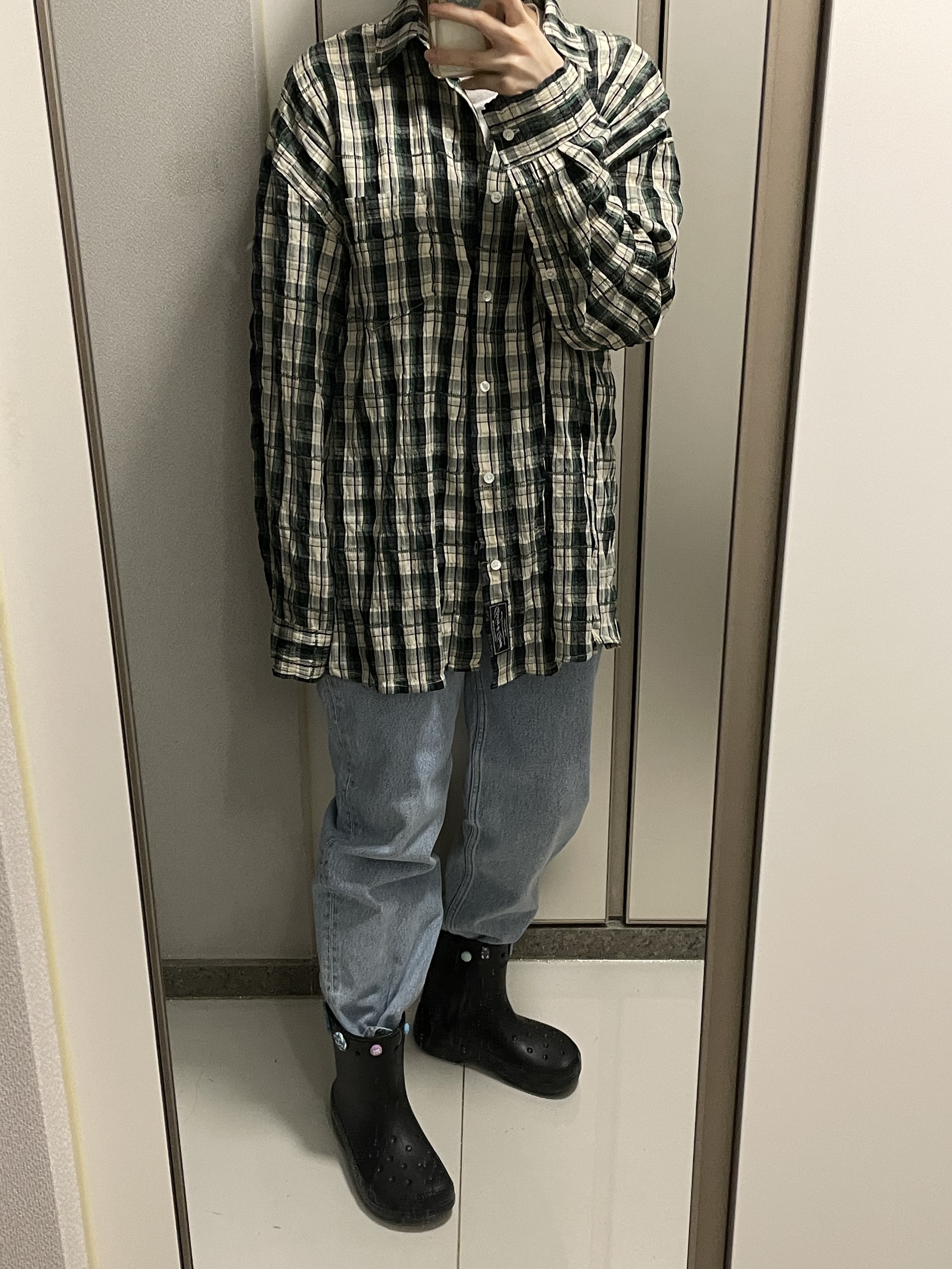 Crocs Classic Rain Boots Black, Birkenstock Boston Soft Footbed Taupe - Regular 착용 스타일 - 2