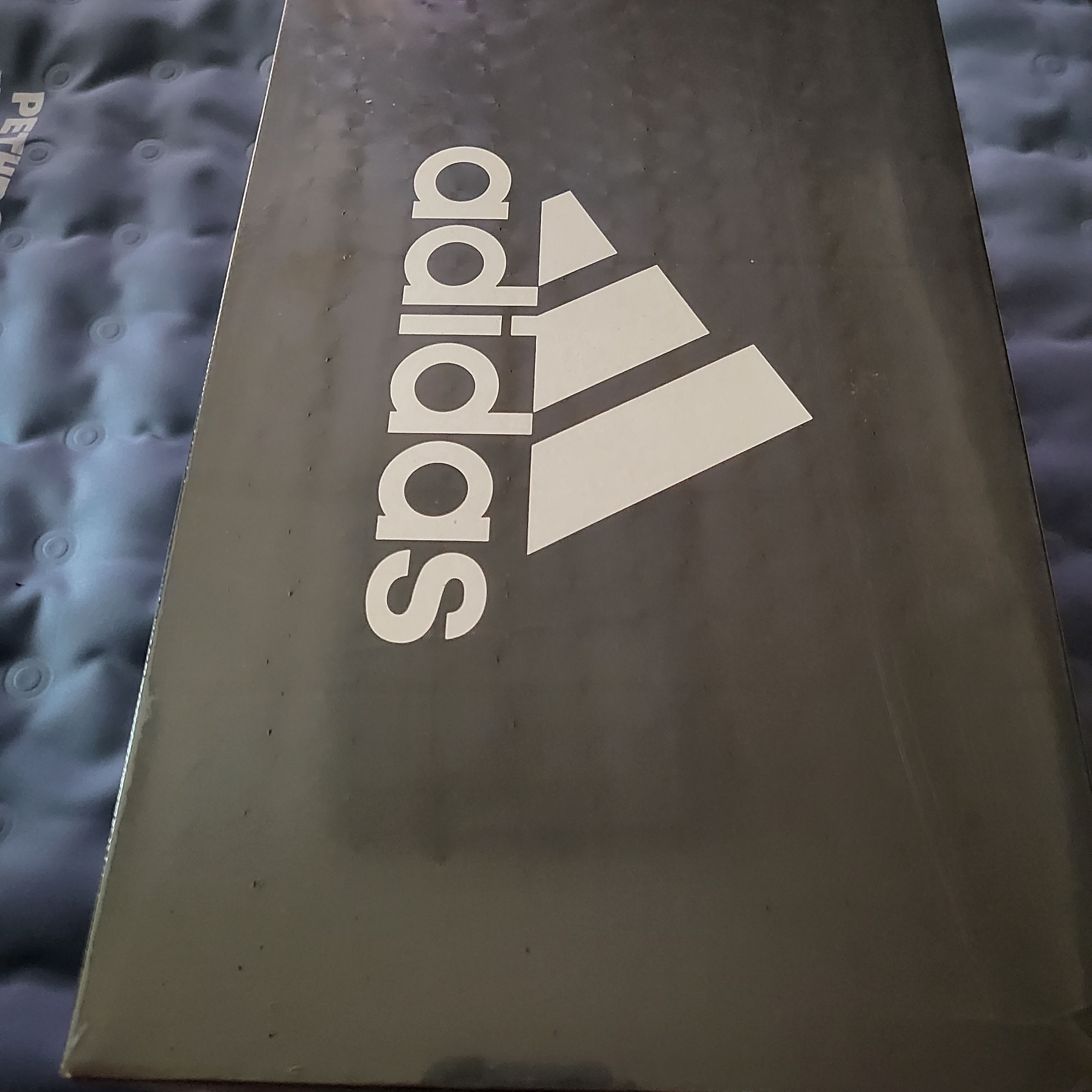 Adidas Adilette Clog Black White 착용 스타일 - 1