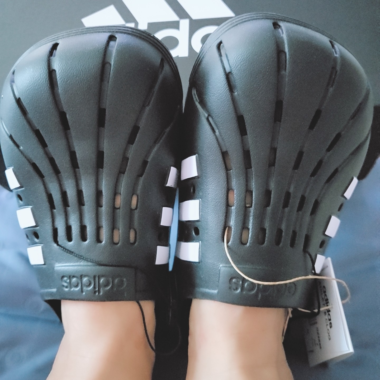 Adidas Adilette Clog Black White 착용 스타일 - 2