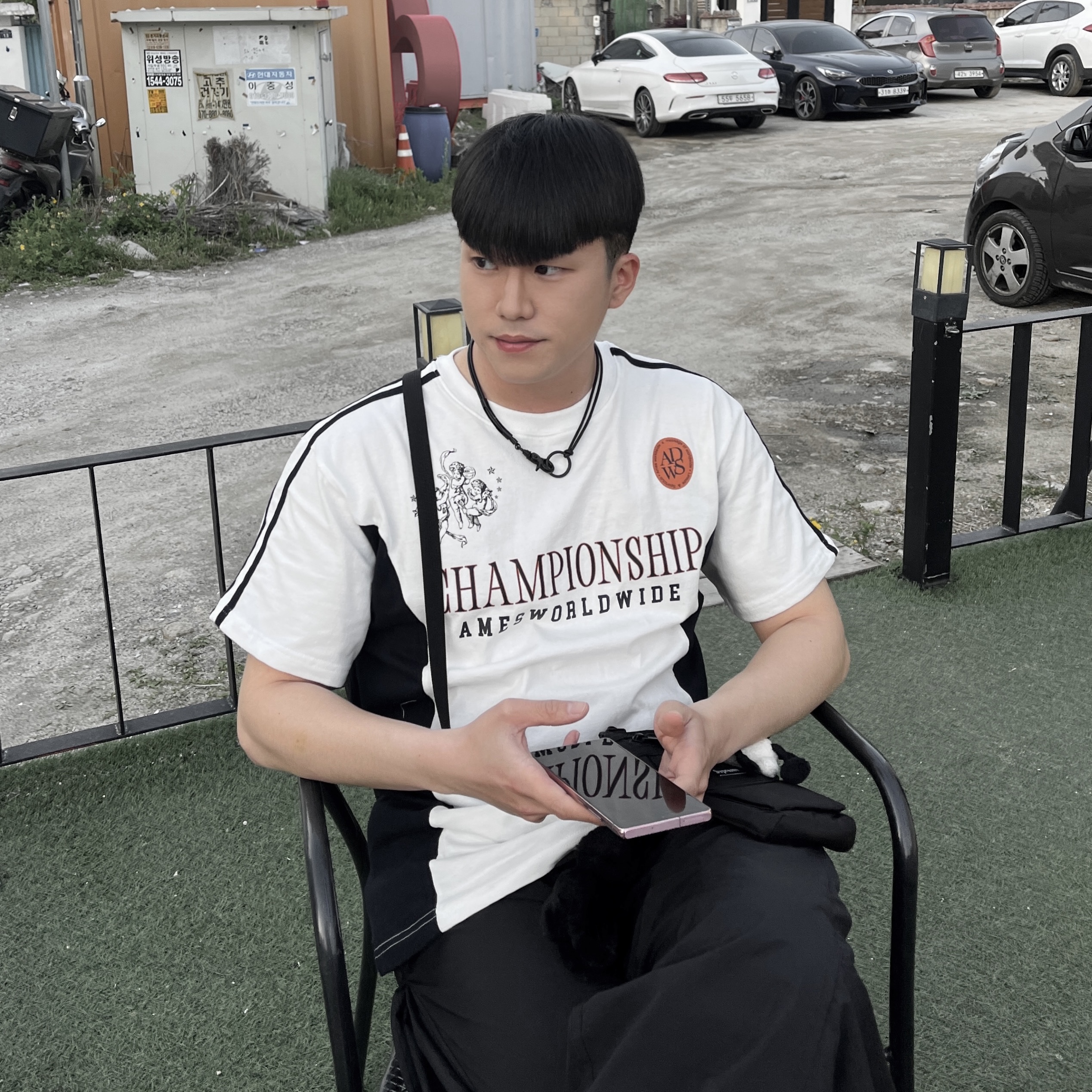 Supreme Shoulder Bag Black - 19FW, Open Yy Black Rabbit Keychain Black 착용 스타일 - 1
