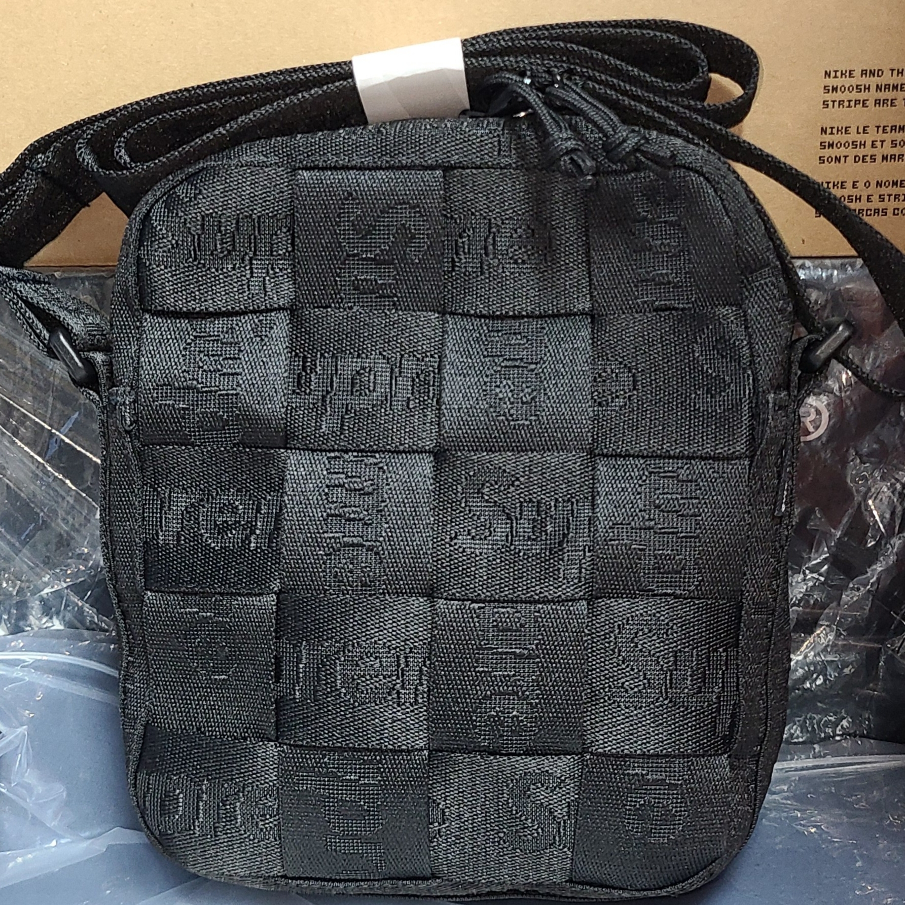 Supreme Woven Shoulder Bag Black - 23SS 착용 스타일 - 3