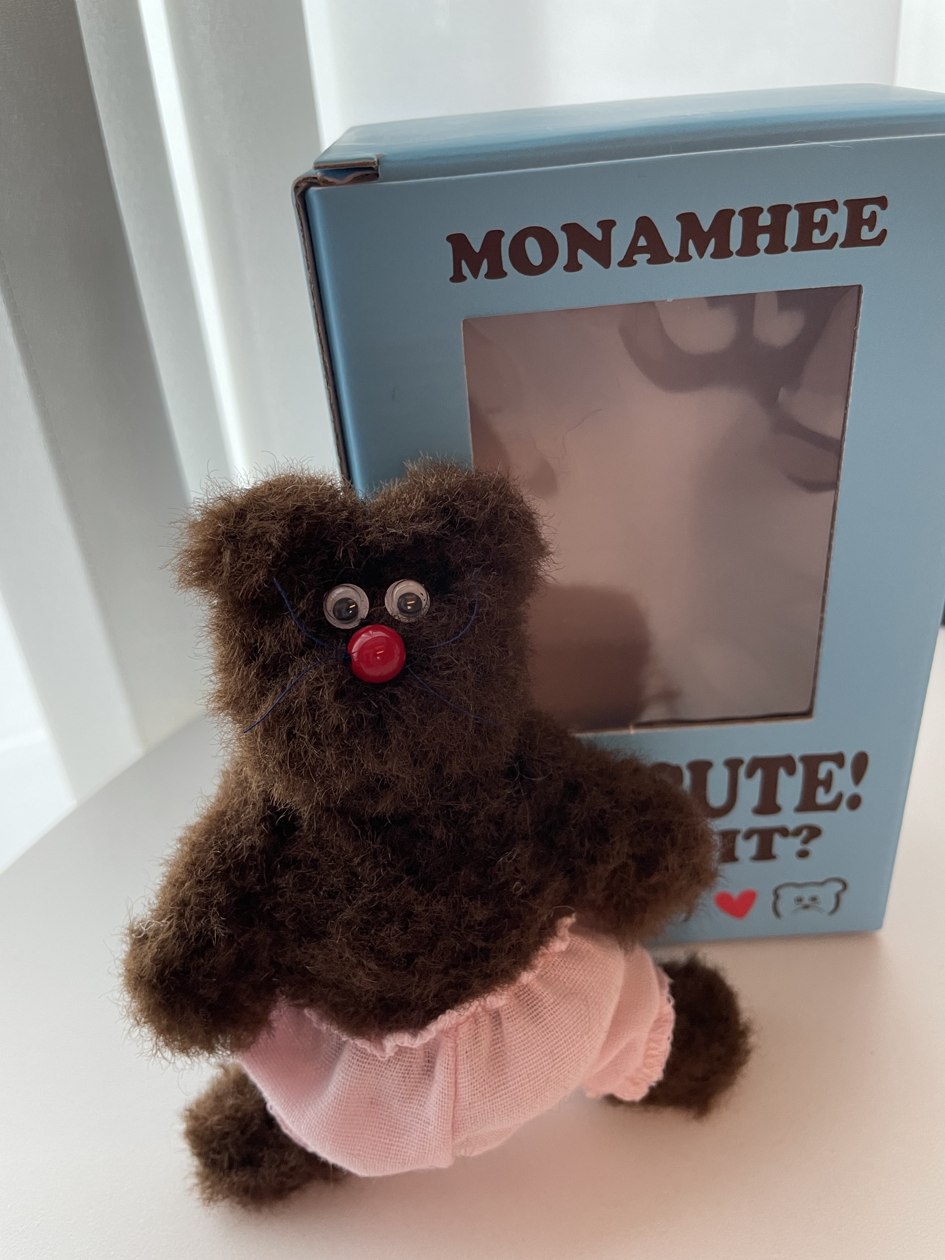 Monamhee Bred Keyring with Pink Pants Brown 착용 스타일