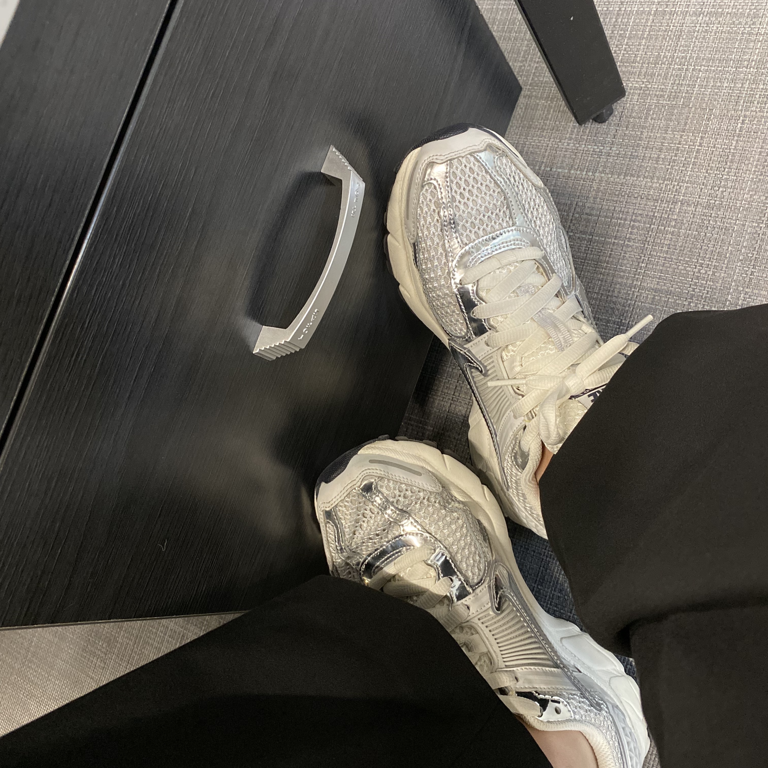 (W) Nike Zoom Vomero 5 Photon Dust and Metallic Silver 착용 스타일
