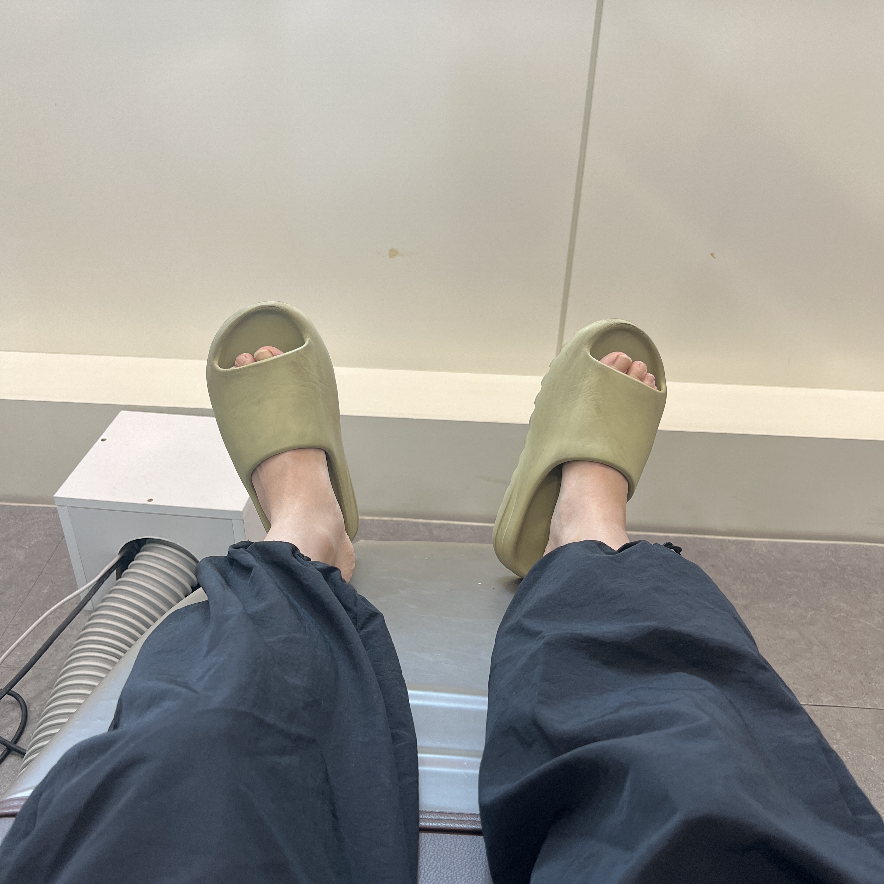 Adidas Yeezy Slide Resin 2021 착용 스타일 - 2