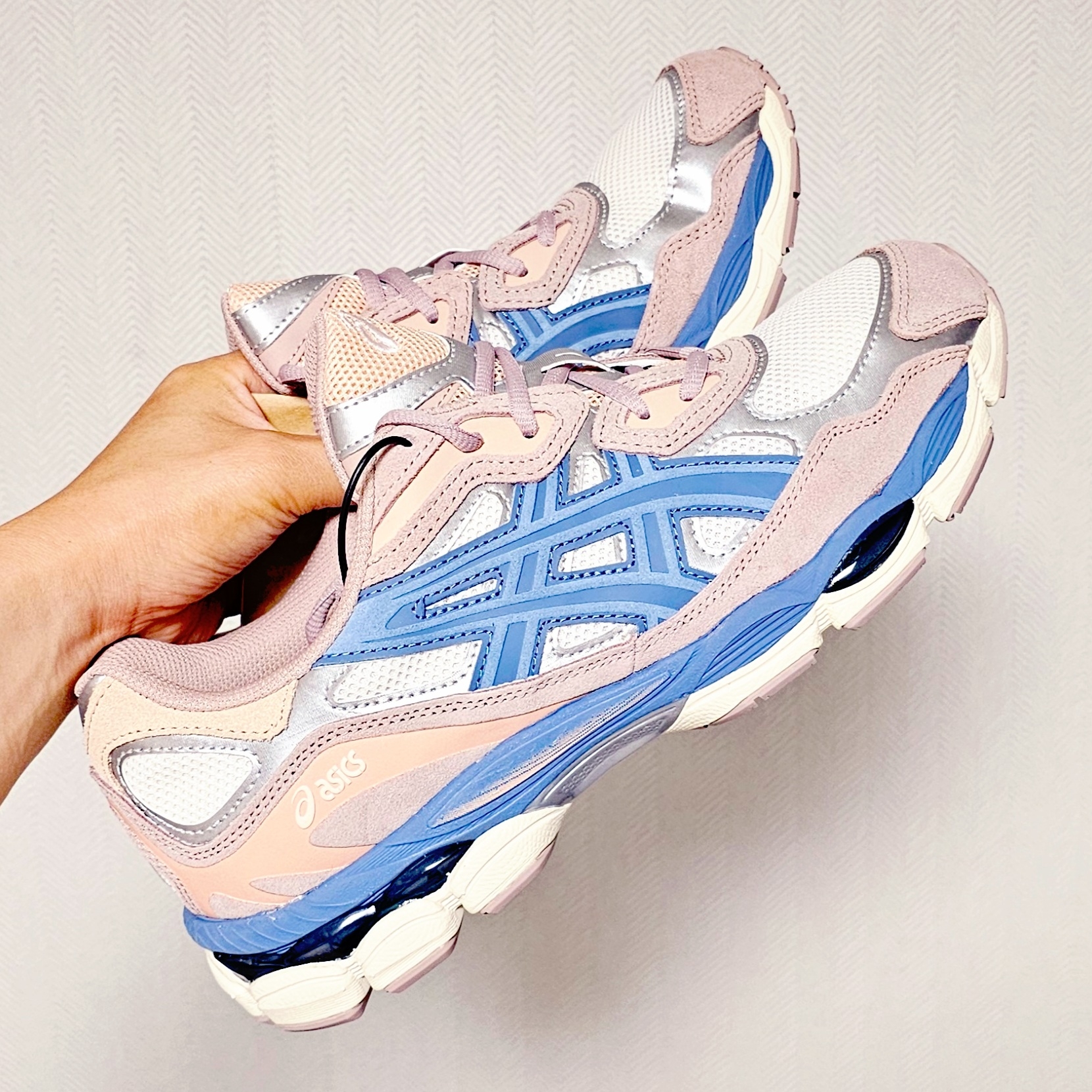 (W) Asics Gel-NYC Cream Grey Floss 착용 스타일
