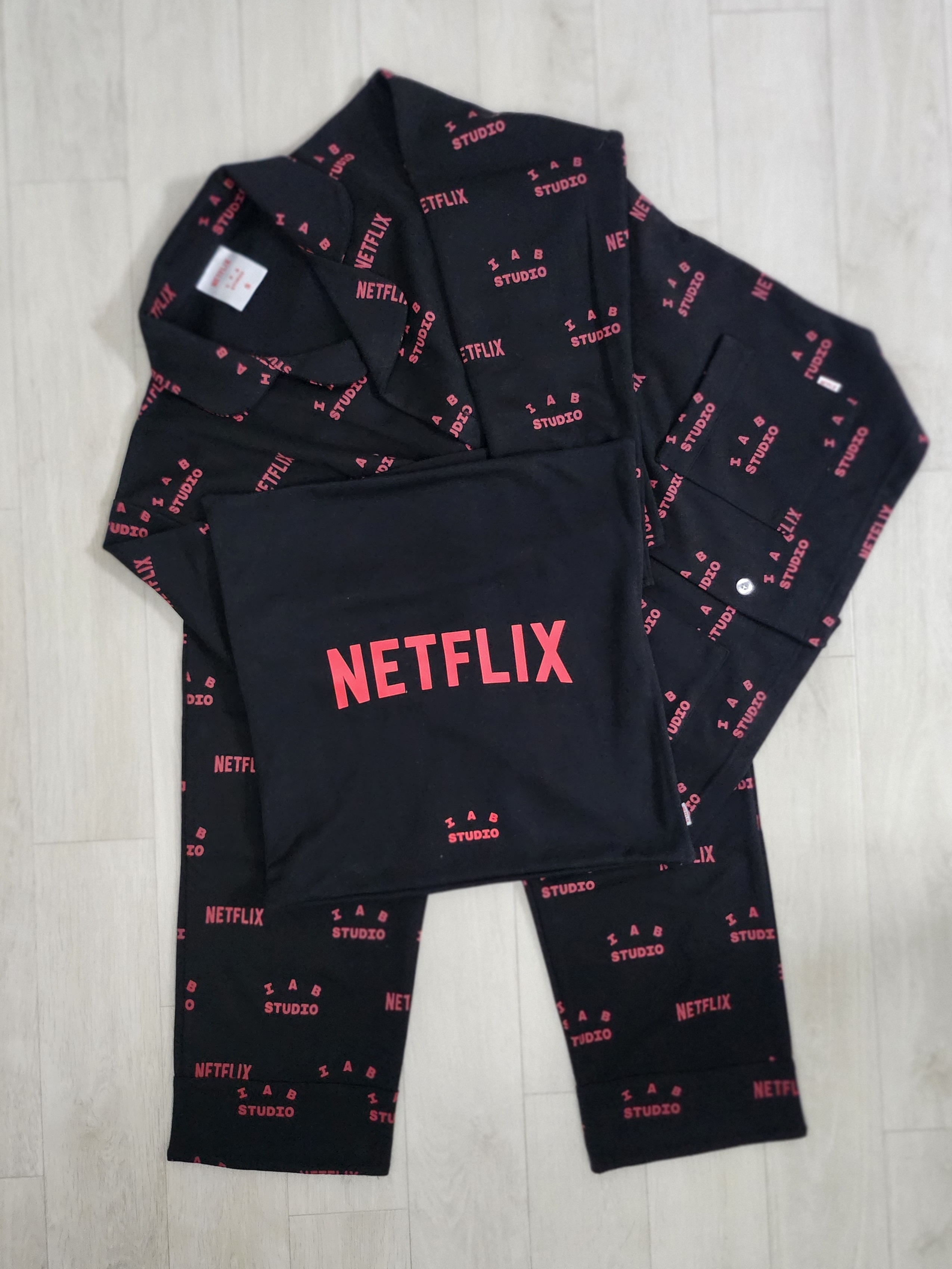 IAB Studio x Netflix Pajama Cushion Cover Set Black 착용 스타일 - 1