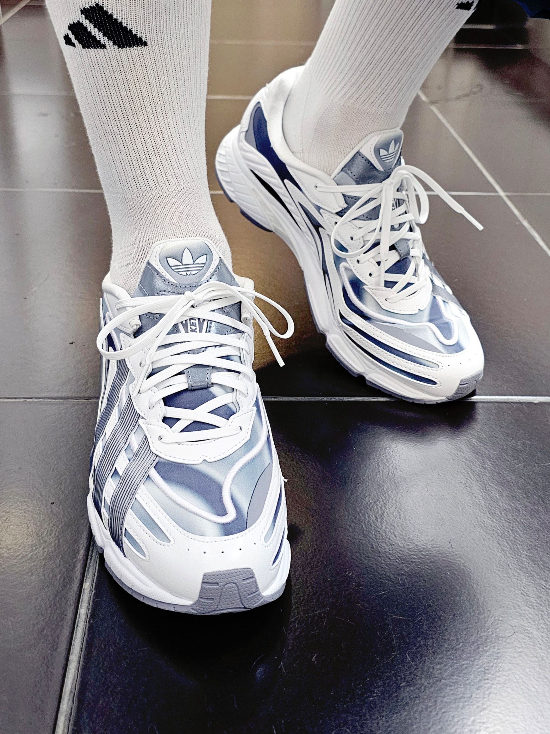 Adidas Orketro 2.0 Cloud White Grey 착용 스타일 - 2