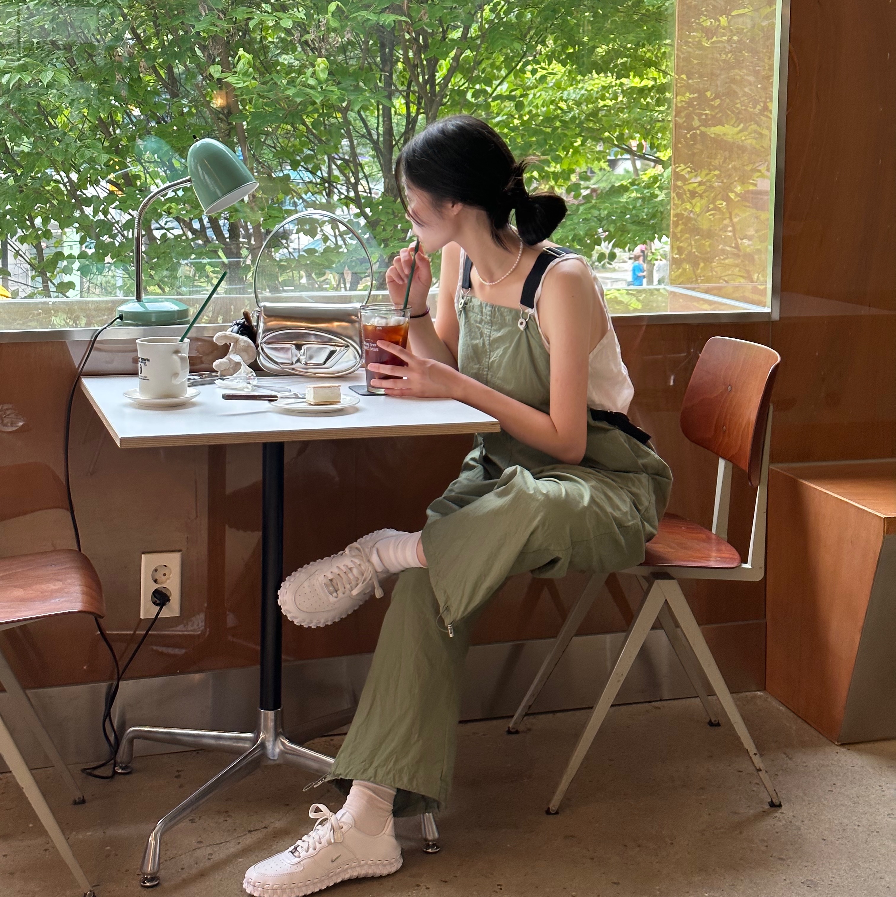 Nike x Jacquemus J Force 1 Low LX SP White, Diesel 1DR Shoulder Bag in Mirrored Leather Silver 착용 스타일 - 1