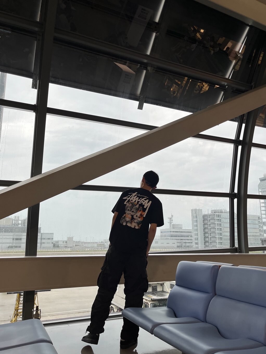 Stussy Kittens T-Shirt Black, Jordan 1 x Travis Scott Retro Low OG SP Black Phantom 착용 스타일 - 3